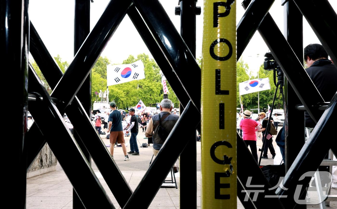 본문 이미지 - 제9회 전국동시지방선거 투표용지 부족 사태를 규탄하는 개표소 봉쇄 시위가 계속된 18일 서울 송파구 올림픽공원 핸드볼경기장 앞에서 시민들이 구호를 외치고 있다. 2026.6.18 ⓒ 뉴스1 이호윤 기자