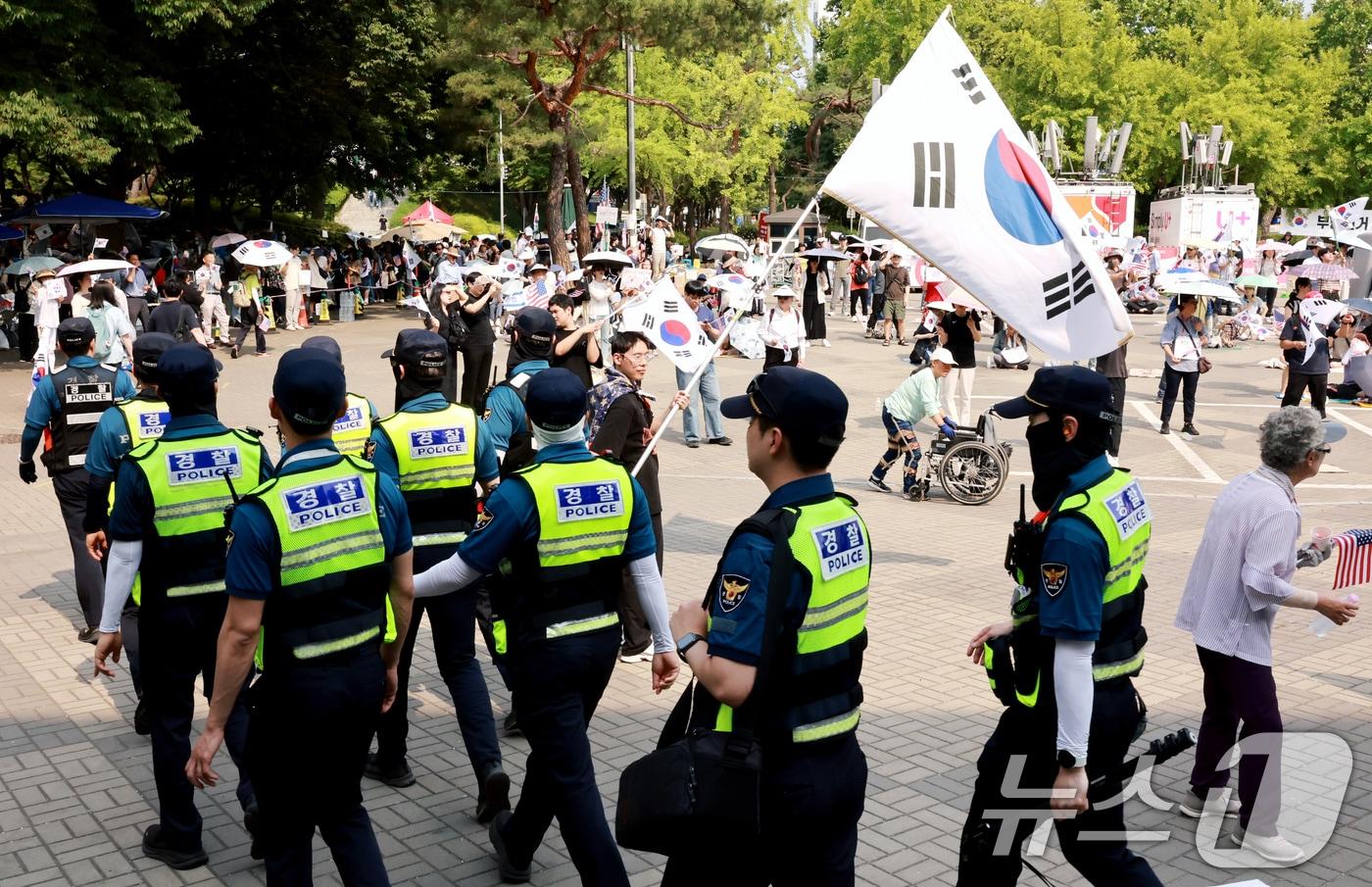본문 이미지 - 제9회 전국동시지방선거 투표용지 부족 사태를 규탄하는 개표소 봉쇄 시위가 계속된 지난 18일 서울 송파구 올림픽공원 핸드볼경기장 앞에서 경찰들이 이동하고 있다.ⓒ 뉴스1 이호윤 기자