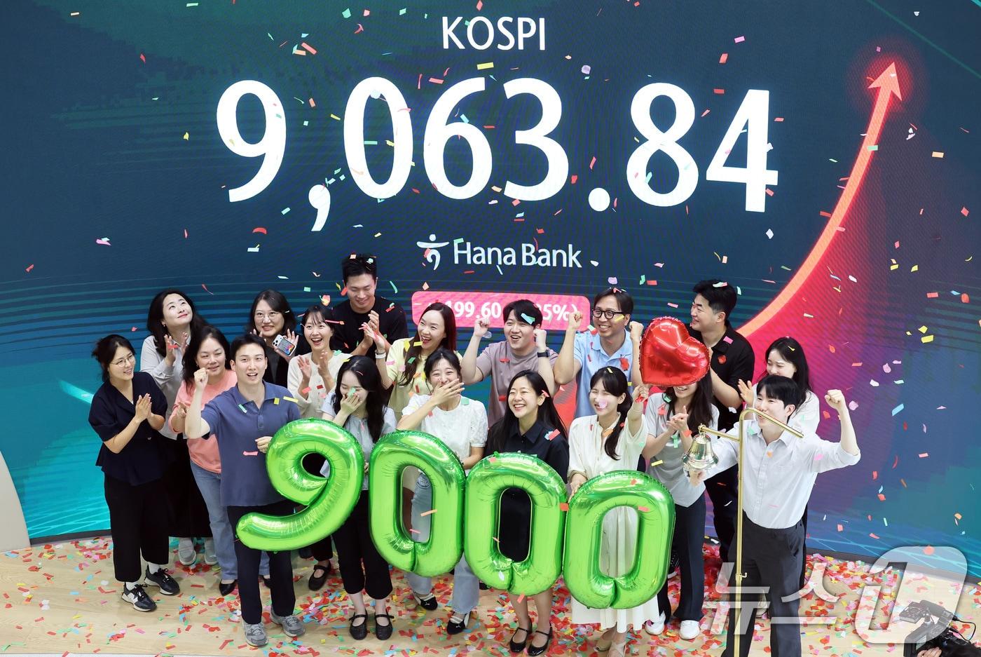본문 이미지 - 코스피가 사상 처음으로 9000포인트를 돌파 마감한 18일 서울 중구 하나은행 딜링룸에서 직원들이 축하 세리머니를 하고 있다. 이날 코스피는 전 거래일 대비 199.60포인트(2.25%) 오른 9063.84로 마감했다. (공동취재) 2026.6.18 ⓒ 뉴스1 최지환 기자