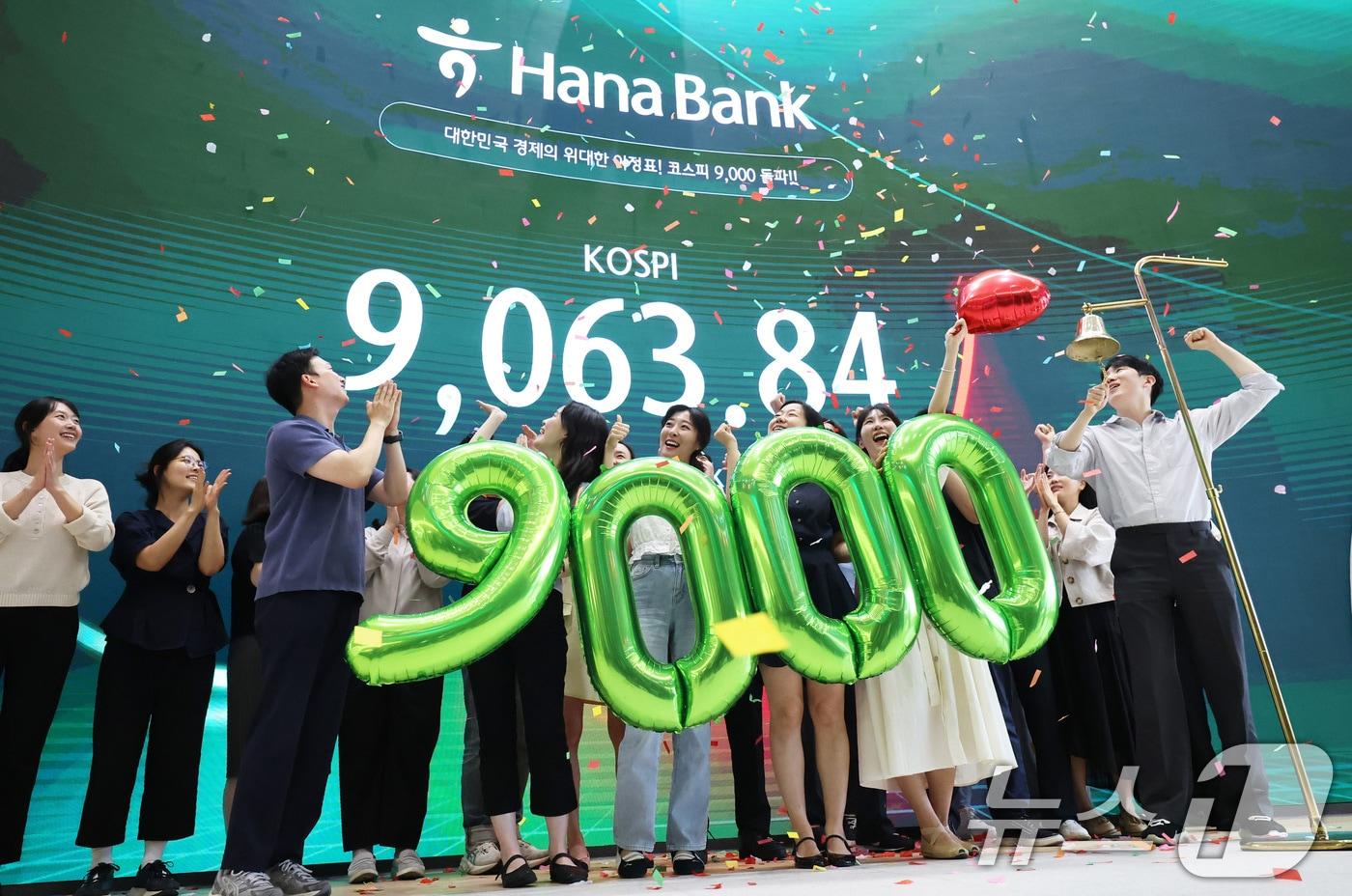 본문 이미지 - 코스피가 사상 처음으로 9000포인트를 돌파 마감한 지난 6월 18일 서울 중구 하나은행 딜링룸에서 직원들이 축하 세리머니를 하고 있다.  (공동취재) 2026.6.18 ⓒ 뉴스1 최지환 기자