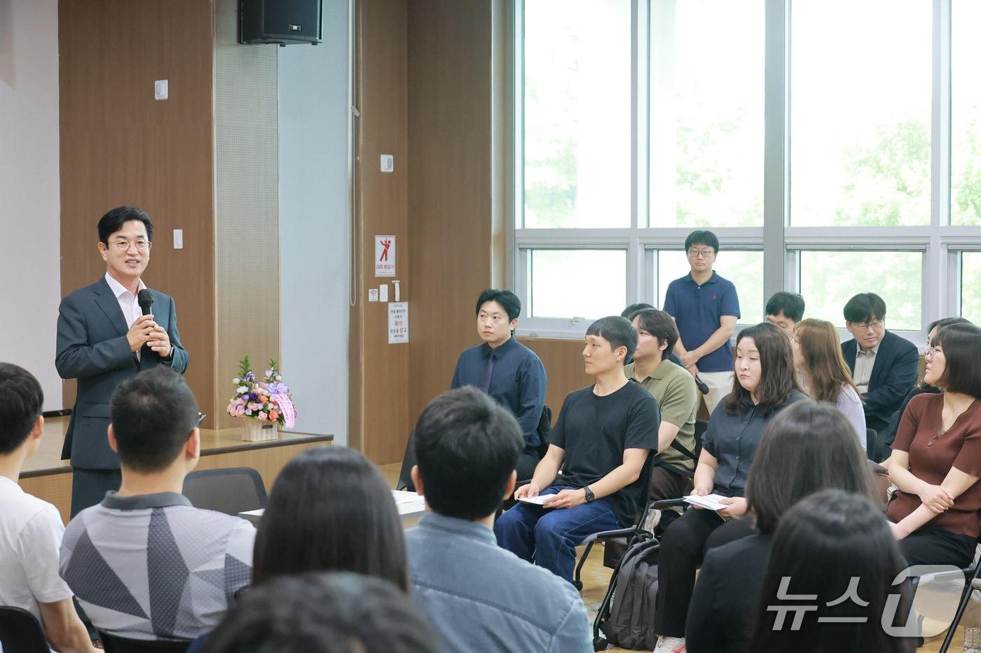 본문 이미지 - 허태정 대전시장 당선인이 18일 오후 대전 팁스타운에서 청년과의 대화를 진행하고 있다. (인수위 제공) / 뉴스1