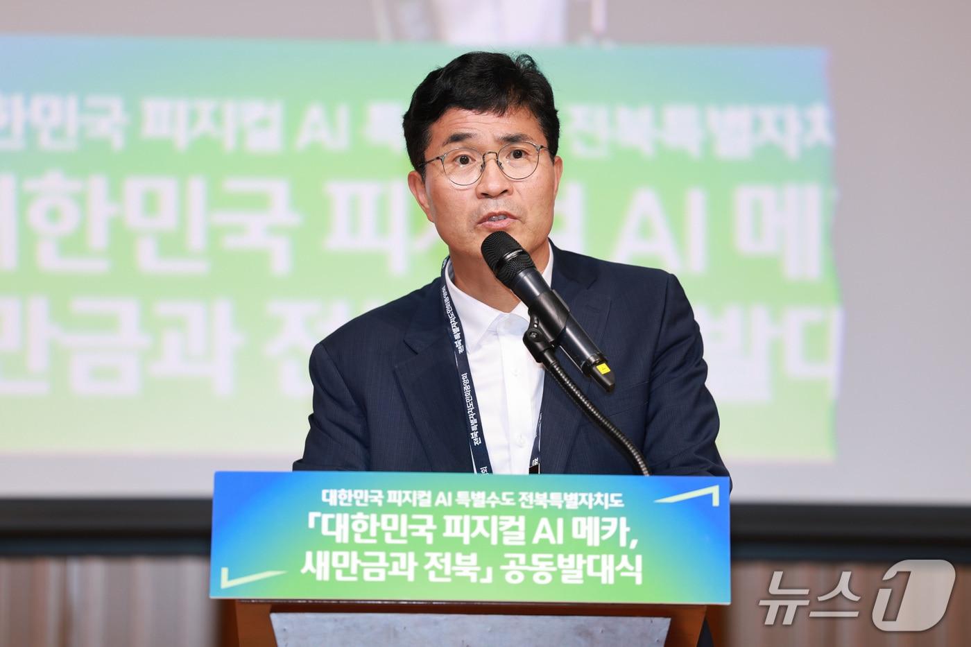 본문 이미지 - 18일 서울시청 다목적홀에서 '대한민국 피지컬AI 메카, 새만금과 전북' 공동 발대식이 개최된 가운데 이원택 전북지사 당선인이 발언을 하고 있다.(전북지사직 인수위 제공. 재판매 및 DB금지)/뉴스1 