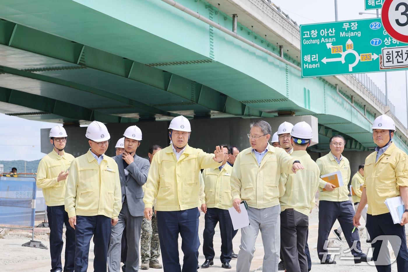 본문 이미지 - 18일 전북 고창군 해리면 '해리교차로 옹벽 복구사업' 현장을 찾은 김관영 도지사가 안전 관리 대책 등을 점검하고 있다.(전북도 제공. 재판매 및 DB금지)/뉴스1  