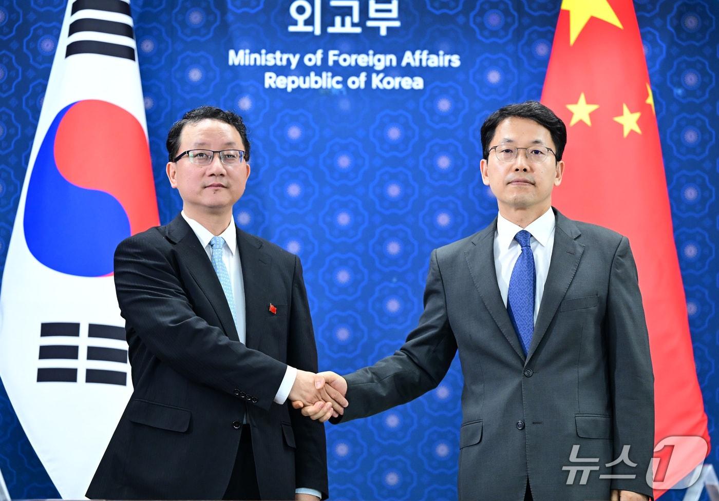 본문 이미지 -  남진 외교부 동북·중앙아시아국장이 17일 서울 외교부 청사에서 류진쑹 중국 외교부 아주국장과 한중 국장급 협의를 하고 있다. 2026.06.18. (외교부 제공)