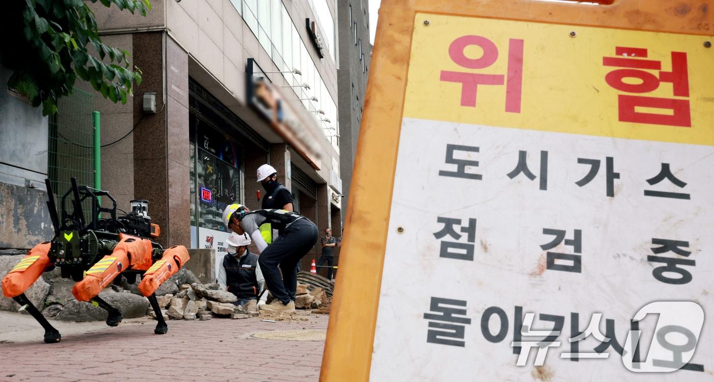 본문 이미지 - 18일 서울 송파구 한성백제역 인근 한 건물에서 도시가스가 누출돼 소방 로봇개가 투입되고 있다. 2026.6.18 ⓒ 뉴스1 이호윤 기자