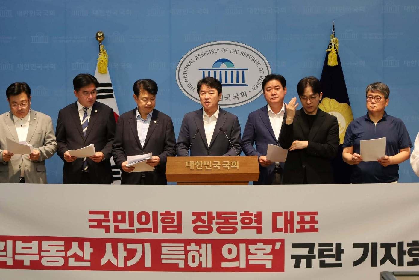 본문 이미지 - 22대 국회 전반기 국토교통위원회 소속 더불어민주당 의원들이 18일 국회 소통관에서 기자회견을 갖고 있다. 사진은 문진석 의원 페이스북 갈무리.