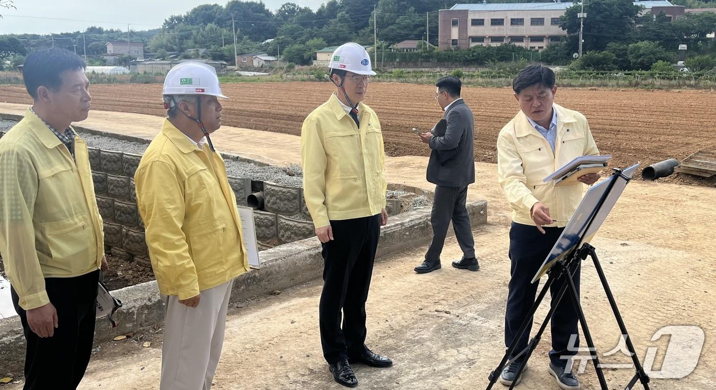 본문 이미지 - 무안 중상하천 재해복구사업 현장 점검.(전남도 제공. 재판매 및 DB금지) 2026.6.18/뉴스1
