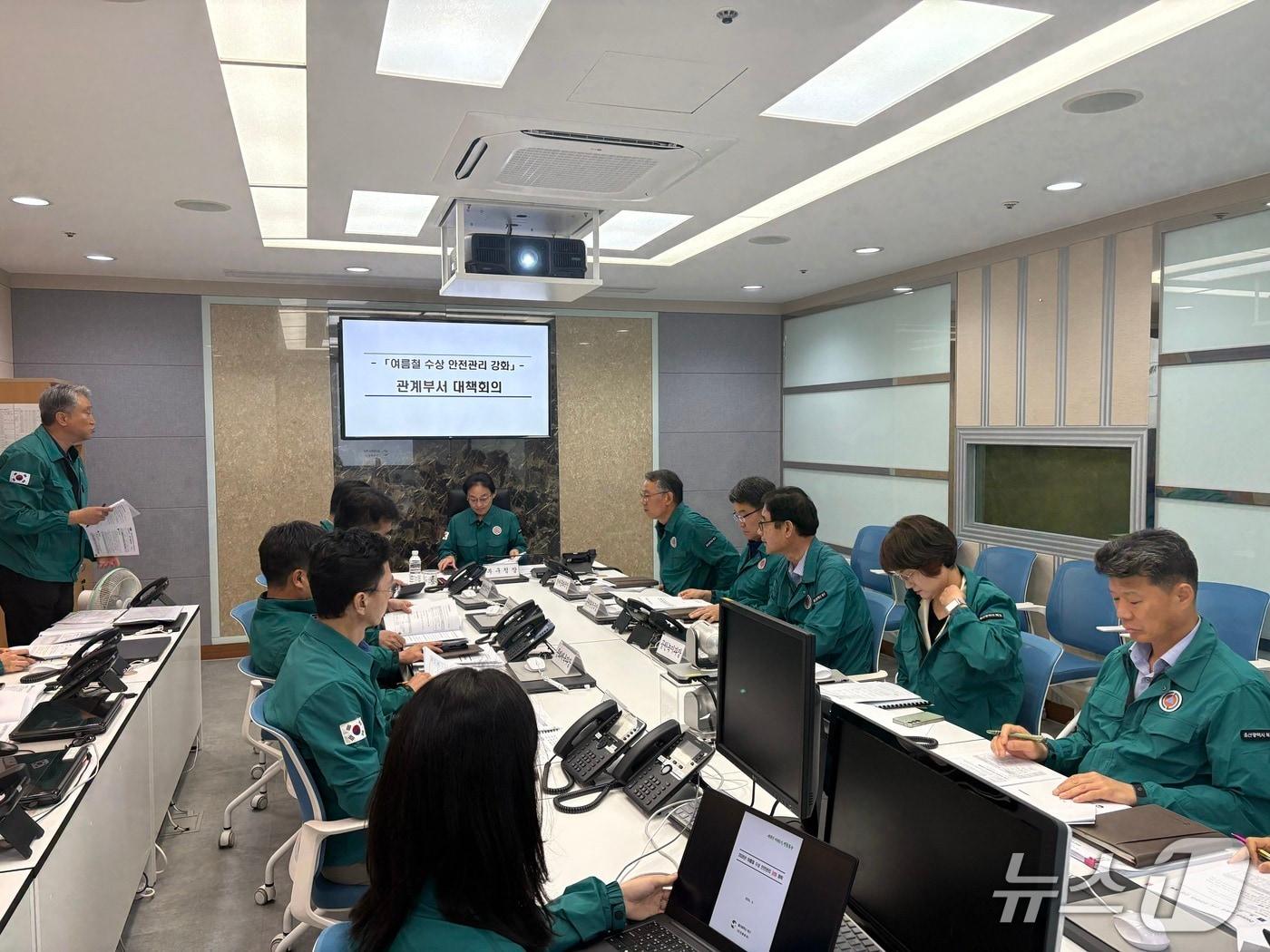 본문 이미지 - 울산 북구는 18일 부구청장실에서 여름철 수상 안전관리 강화를 위한 관계부서 긴급 대책회의를 열었다.(울산 북구 제공. 재판매 및 DB금지)/뉴스1