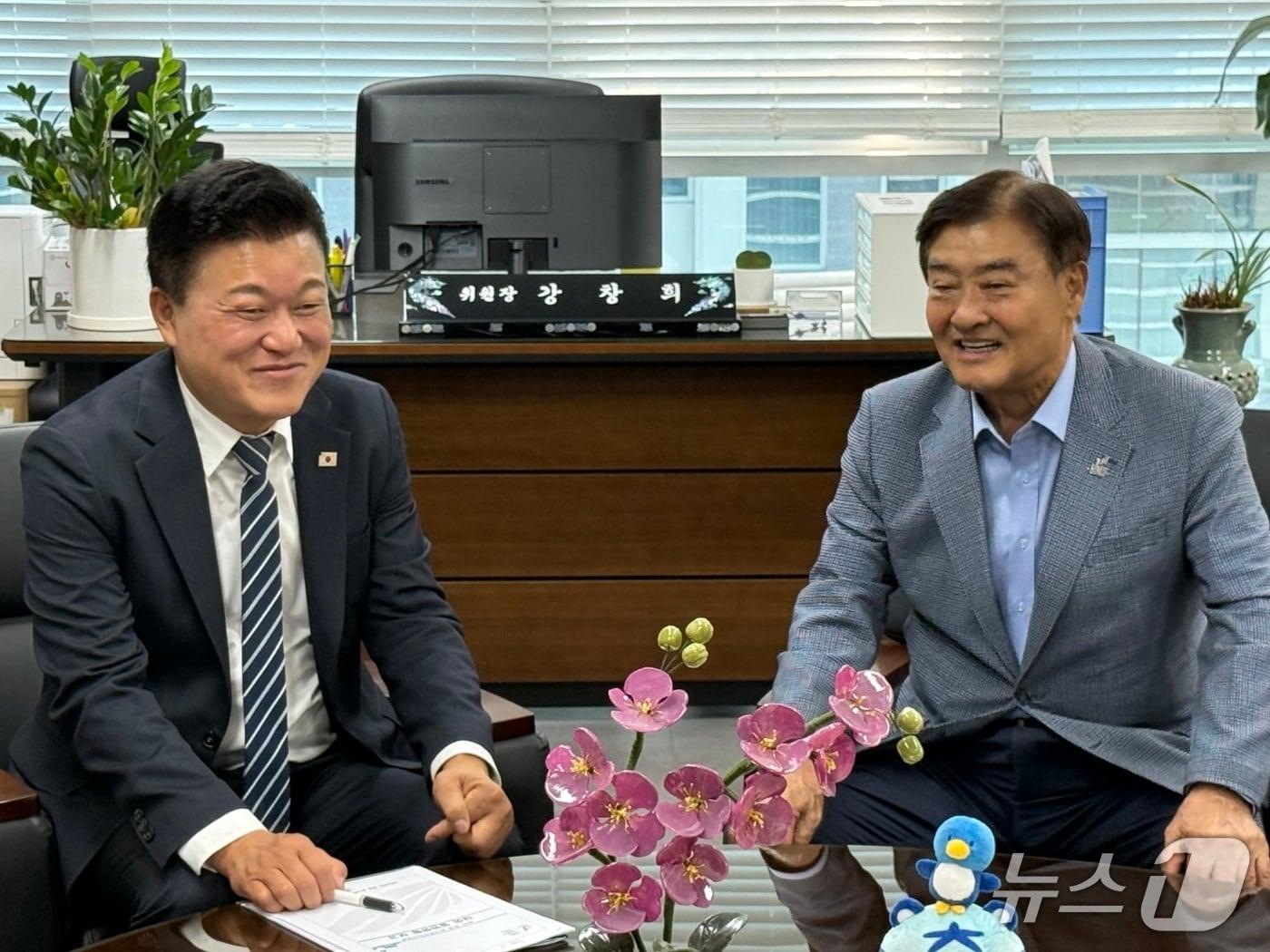 본문 이미지 - 신용한 충북지사 당선인과 강창희 2027 충청 유니버시아드대회 조직위원장이 지역 현안과 관련한 논의를 하고 있다. (인수위 제공. 재판매 및 DB금지)