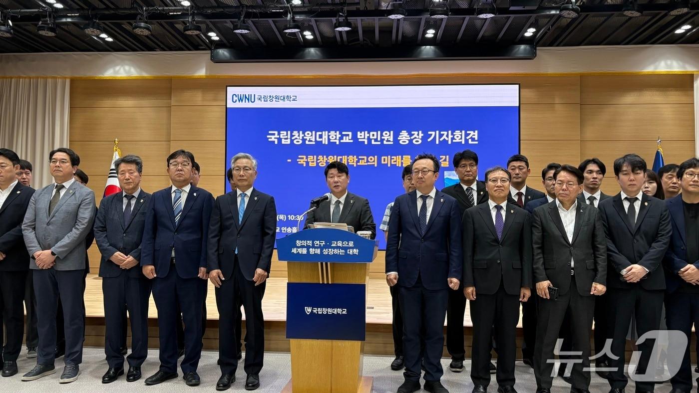 본문 이미지 - 박민원 경남 국립창원대 총장(가운데)이 18일 대학 인송홀에서 학내 갈등과 관련한 기자회견을 하고 있다.2026.6.18/뉴스1 강정태 기자