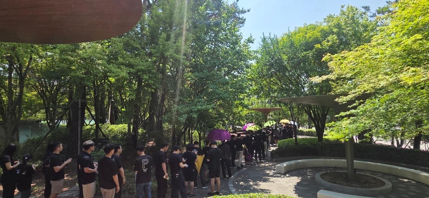 본문 이미지 - 삼성전자 DX 부문 직원들이 반도체 부문과의 성과급 격차에 반발해 18일 '검은 옷 입기 캠페인'에 참여한 모습. (동행노조 제공)