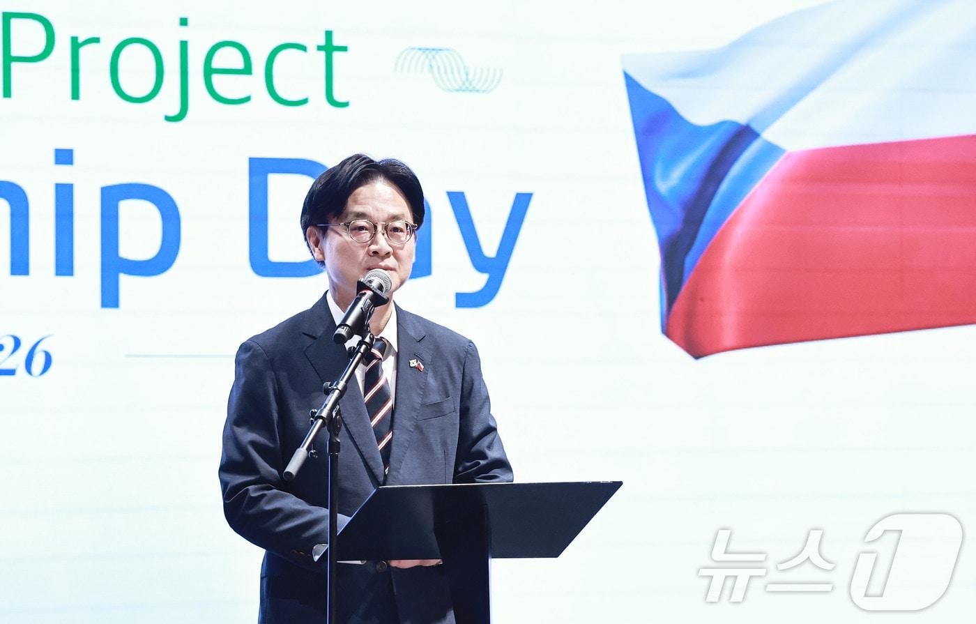 본문 이미지 - 김정관 산업통상부 장관이 지난 6월 18일 오전(현지시간) 체코 힐튼호텔에서 카렐 하블리첵(Karel Havl&iacute;ček) 체코 산업통상부 장관을 비롯한 한-체코 양국 정부 및 원전기업 대표 등 관계자가 참석한 가운데 ‘양국 기업 간 구체적인 협력방안을 논의’하기 위해 열린 ‘한-체코 원전기업 파트너십’에 참석해, 인사말을 하고 있다. (산업통상부 제공. 재판매 및 DB 금지) 2026.6.18 / 뉴스1