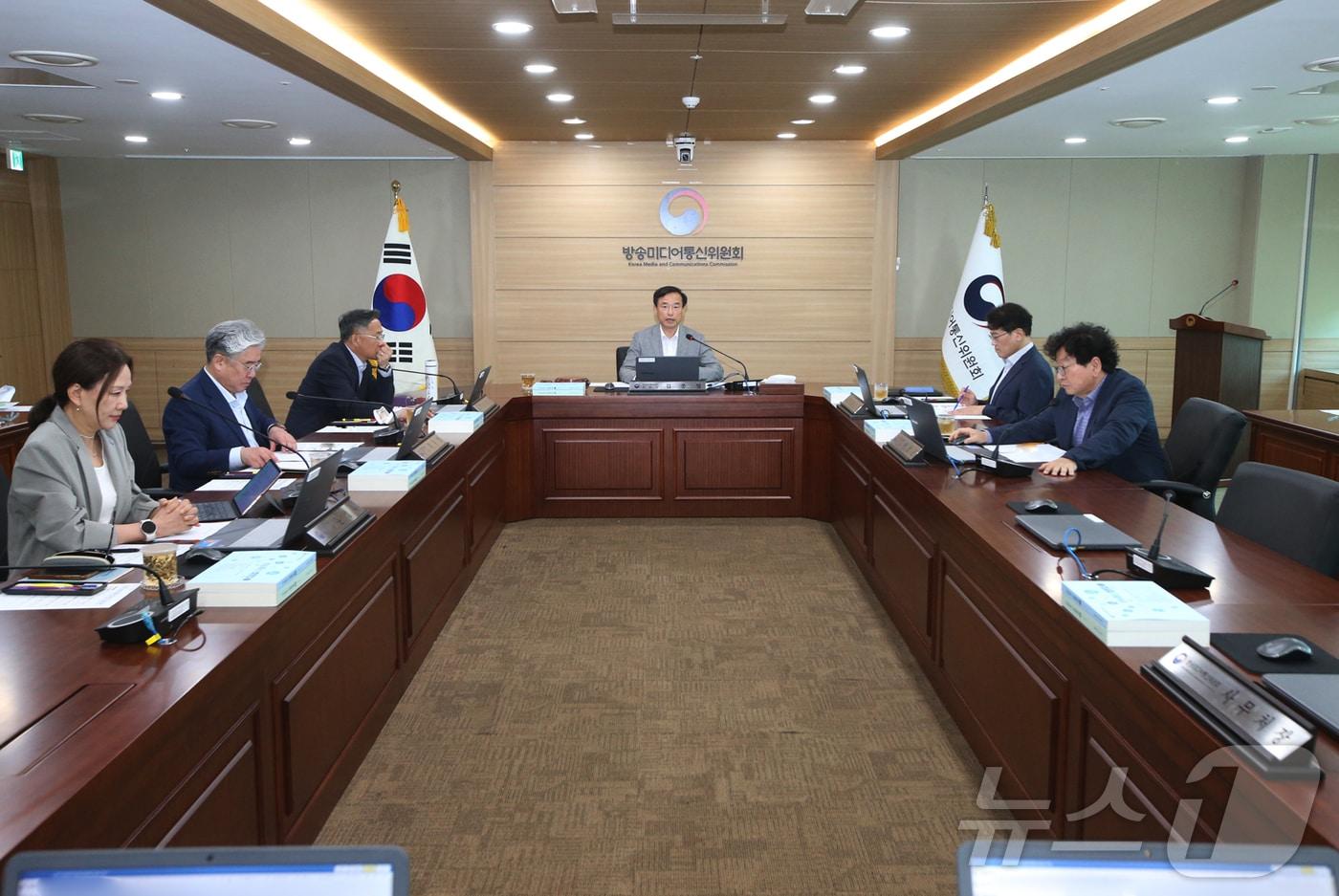 본문 이미지 - 김종철 방송미디어통신위원장이 18일 정부과천청사에서 열린 '2026년 제18차 전체회의를 주재하고 있다. (방송미디어통신위원회 제공)