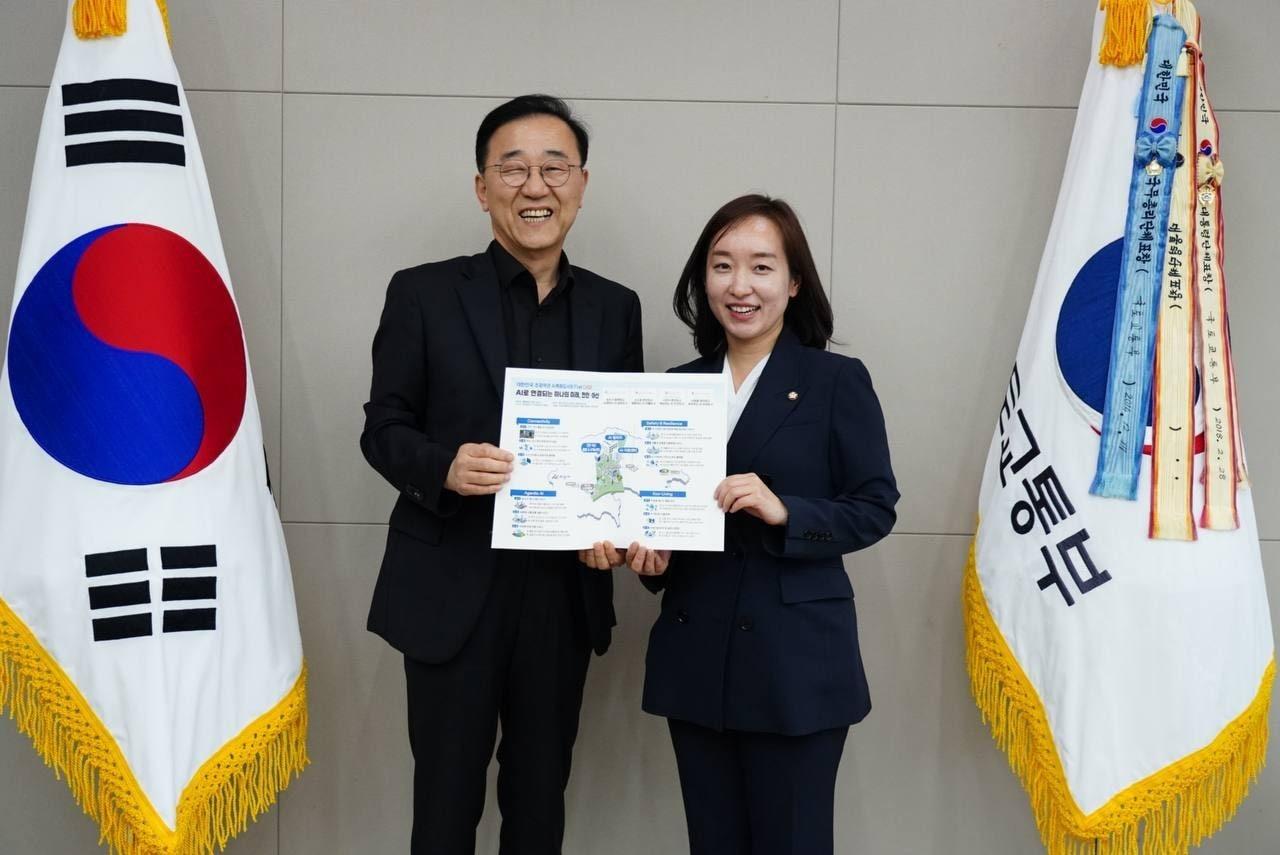 본문 이미지 - 전은수 더불어민주당 의원(오른쪽)이 지난 12일 김윤덕 국토교통부 장관을 면담한 뒤 기념촬영을 하고 있다(전은수 의원실 제공).