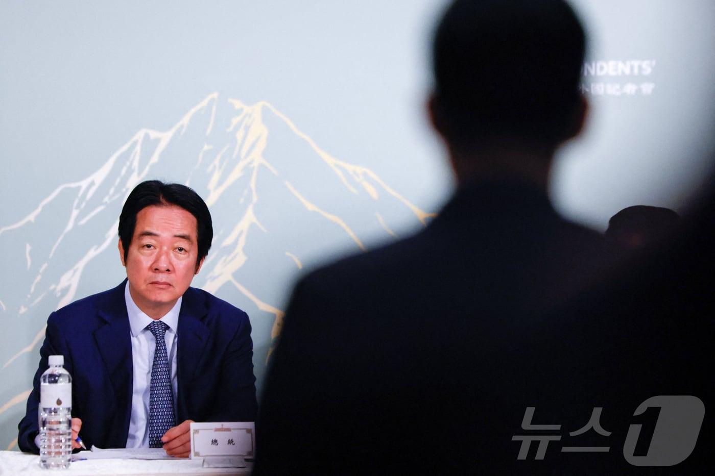 본문 이미지 - 라이칭더 대만 총통이 18일 타이베이에서 진행한 대만 외신기자클럽 초청 회견에서 취재진의 질문을 들으며 메모하고 있다. 2026.06.18 ⓒ 로이터=뉴스1