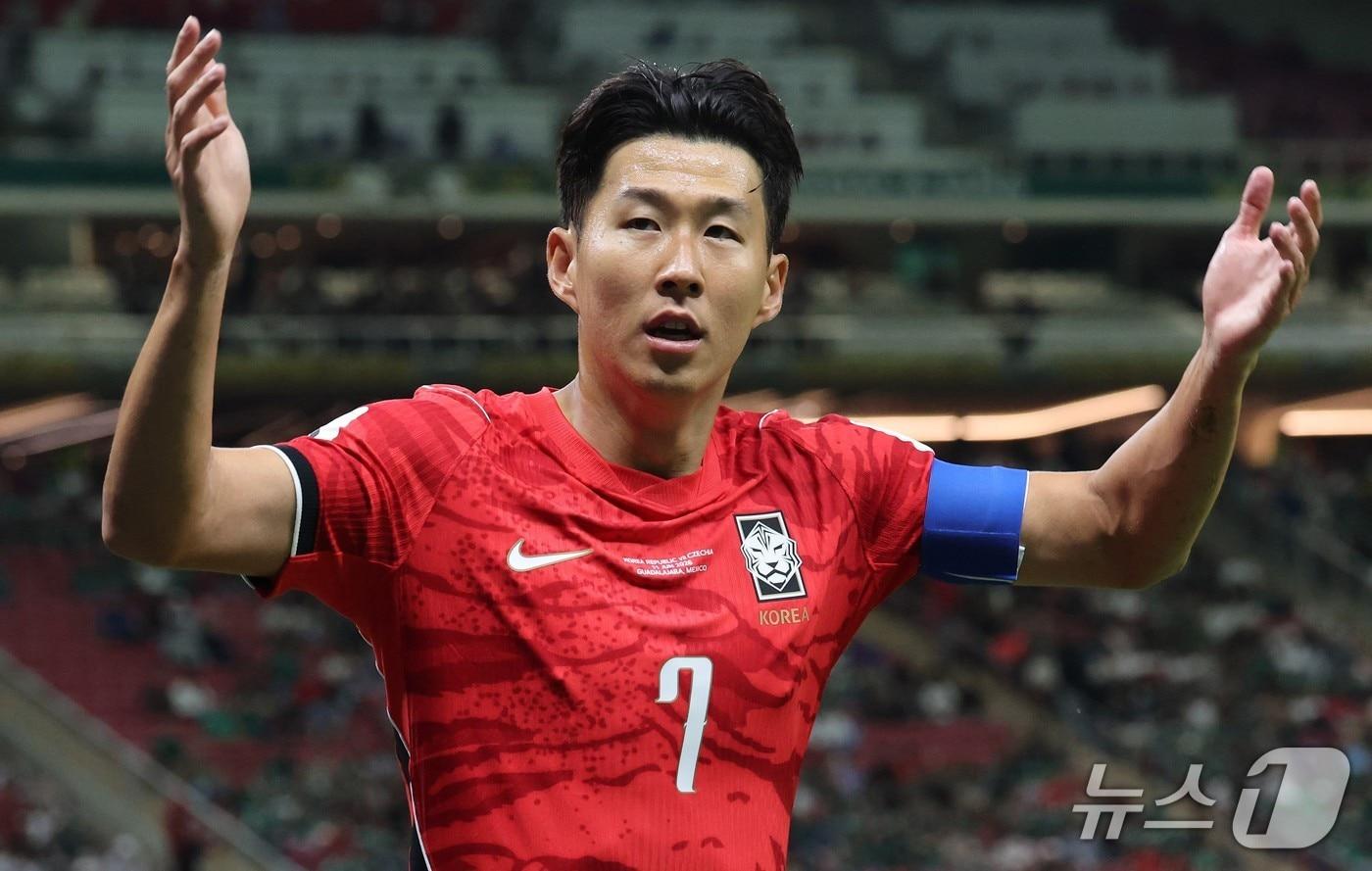 본문 이미지 - 대한민국 축구국가대표팀 손흥민이 11일(현지시간) 멕시코 할리스코주 사포판 과달라하라 스타디움에서 열린 2026 북중미 월드컵 A조 조별리그 1차전 대한민국과 체코 경기에서 관중들에게 박수를 유도하고 있다. 이날 경기는 대한민국 체코를 상대로 2-1로 승리했다. 2026.6.12 ⓒ 뉴스1 임세영 기자