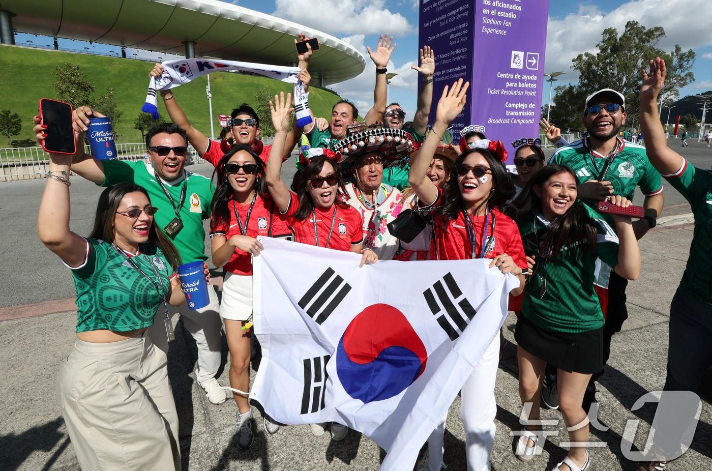 본문 이미지 - 18일(현지시간) 멕시코 과달라하라 스타디움에서 열린 2026 북중미 월드컵 A조 조별리그 2차전 대한민국과 멕시코의 경기를 찾은 관중들이 열띤 응원전을 펼치고 있다. 2026.6.19 ⓒ 뉴스1 박지혜 기자