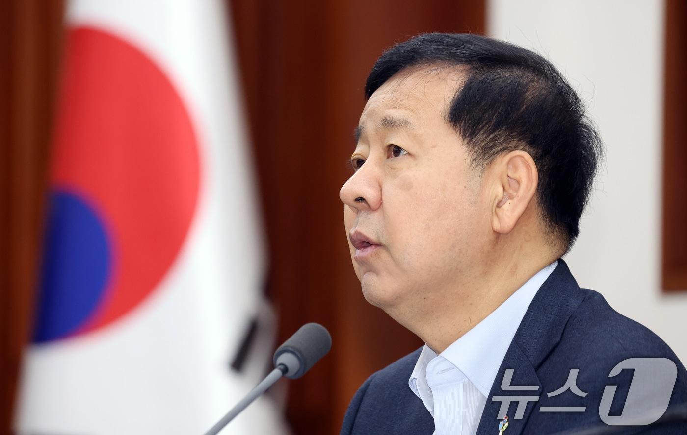 본문 이미지 - 구윤철 경제부총리 겸 재정경제부 장관이 19일 오전 서울 종로구 세종대로 정부서울청사에서 열린 비상경제본부 희의 겸 경제관계장관회의 및 대외경제장관회의에서 모두 발언을 하고 있다. 이날 회의에서 참석자들은 포스트 중동에 따른 세계질서 변화와 한국의 지역전략 등을 논의했다. 2026.6.19 ⓒ 뉴스1 김명섭 기자