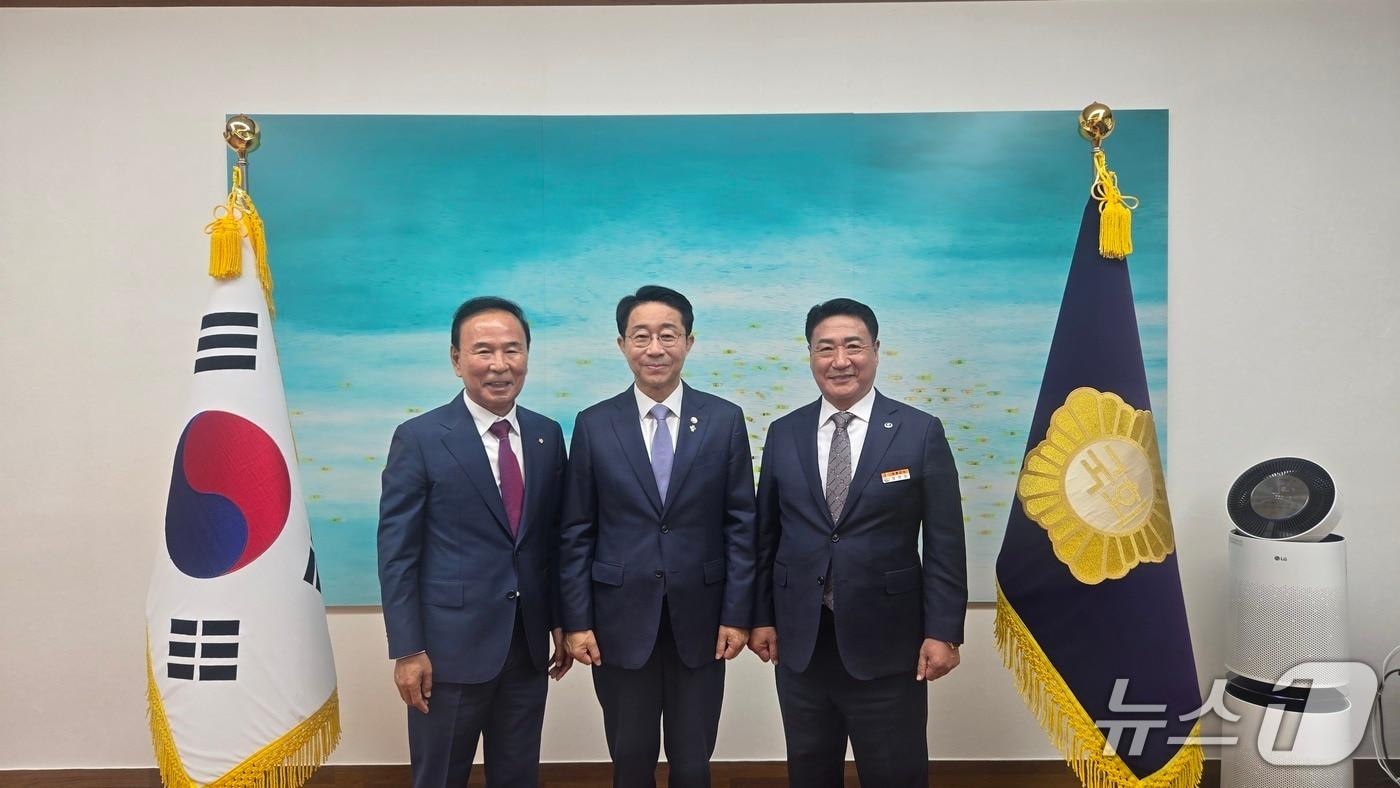 본문 이미지 - 정영철 영동군수(오른쪽)가 조정식 국회의장(가운데)과 박덕흠 국회부의장을 만나 지역 현안사업 지원을 요청했다.(영동군 제공. 재판매 및 DB금지)/뉴스1