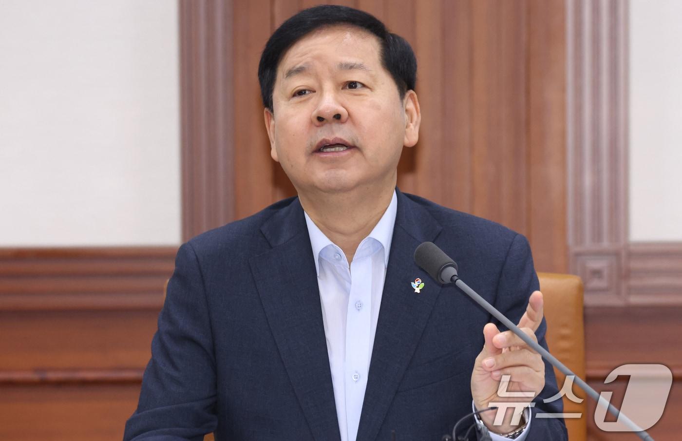 본문 이미지 - 구윤철 경제부총리 겸 재정경제부 장관이 19일 오전 서울 종로구 세종대로 정부서울청사에서 열린 비상경제본부 희의 겸 경제관계장관회의 및 대외경제장관회의에서 모두 발언을 하고 있다. 이날 회의에서 참석자들은 포스트 중동에 따른 세계질서 변화와 한국의 지역전략 등을 논의했다. 2026.6.19 ⓒ 뉴스1 김명섭 기자