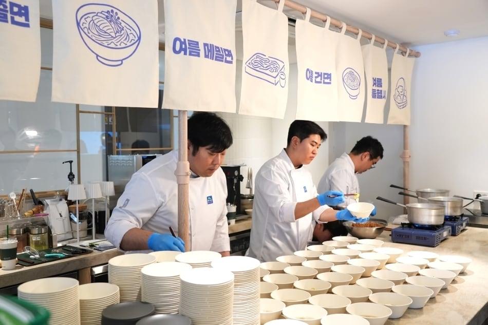 본문 이미지 - 면사랑 연구소 직원들이 라이브키친에서 대표 여름면 메뉴를 만들고 있다.(면사랑 제공)