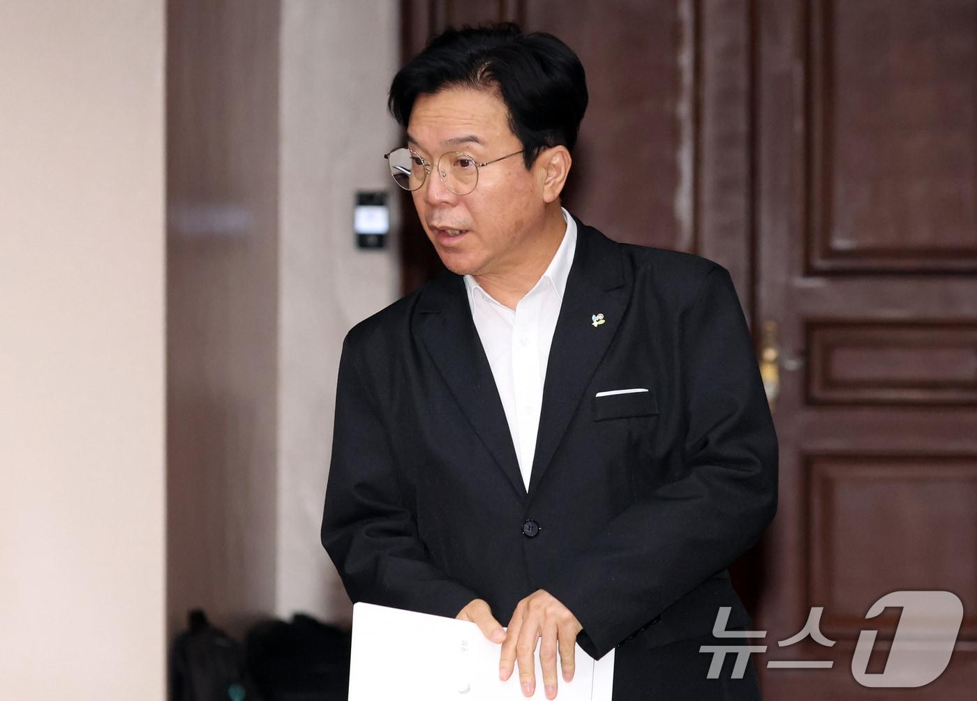 본문 이미지 - 김영훈 고용노동부 장관이 19일 오전 서울 종로구 세종대로 정부서울청사에서 열린 비상경제본부 희의 겸 경제관계장관회의 및 대외경제장관회의에 참석하고 있다. 2026.6.19 ⓒ 뉴스1 김명섭 기자