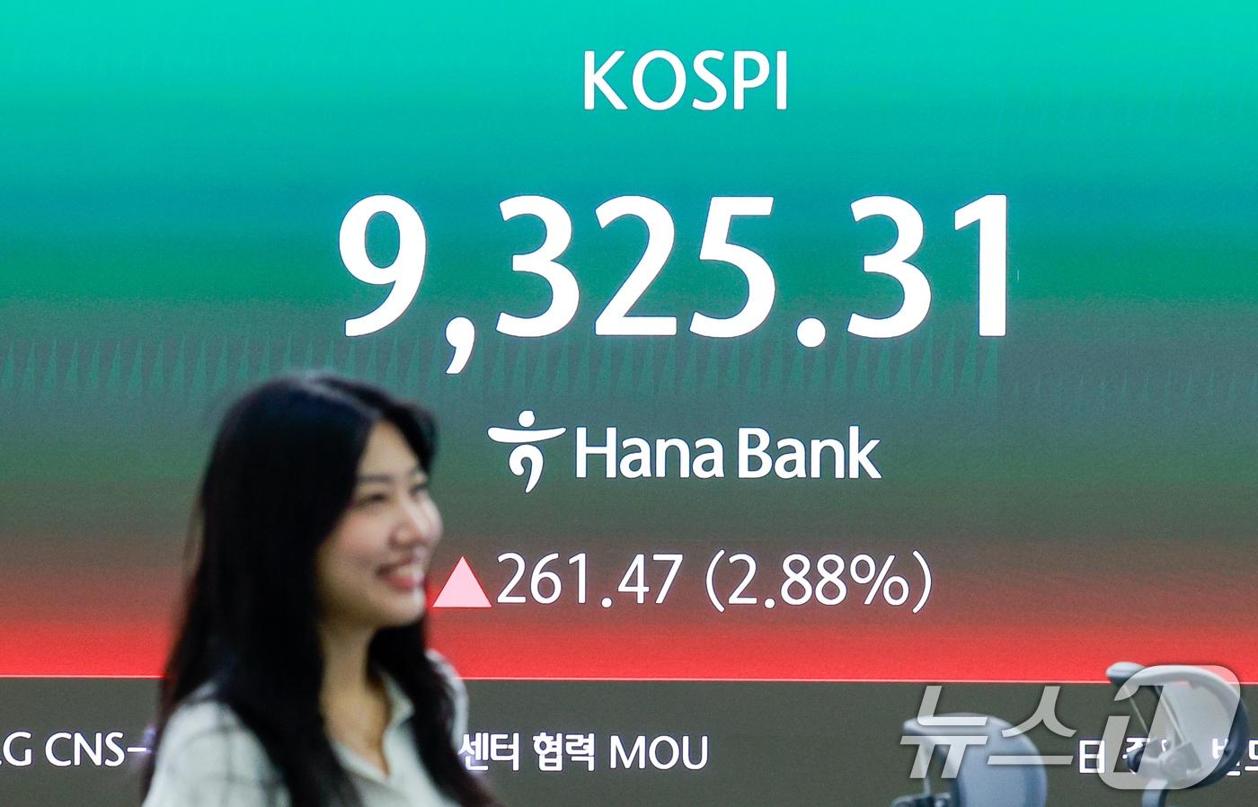 본문 이미지 - 19일 오전 서울 중구 하나은행 본점 딜링룸 전광판에 코스피 지수 개장 후 시황이 나오고 있다. 2026.6.19 ⓒ 뉴스1 안은나 기자