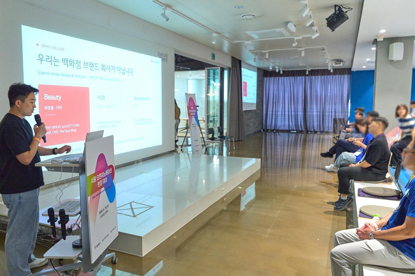본문 이미지 - LG생활건강이 지난 18일 서울 강남구 코엑스에서 열린 '2026 서울 오픈이노베이션 런칭데이'에 참석해 사업 설명회를 진행하고 있다.(LG생활건강 제공)