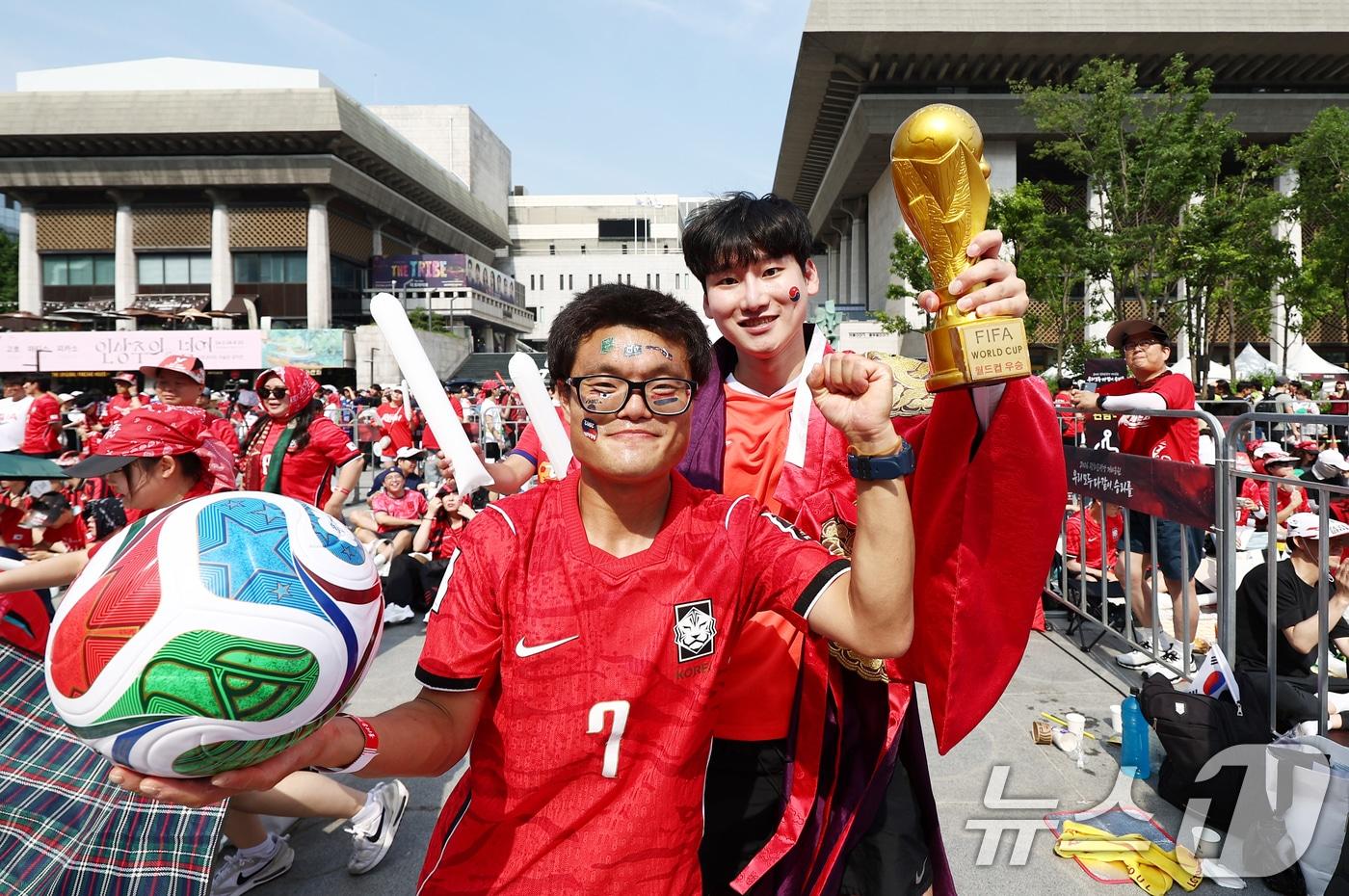 본문 이미지 - 19일 오전 서울 종로구 광화문광장에서 2026 북중미월드컵 A조 조별리그 2차전 대한민국과 멕시코의 경기 거리 응원을 나선 시민들이 열띤 응원을 펼치고 있다. 2026.6.19 ⓒ 뉴스1 김민지 기자