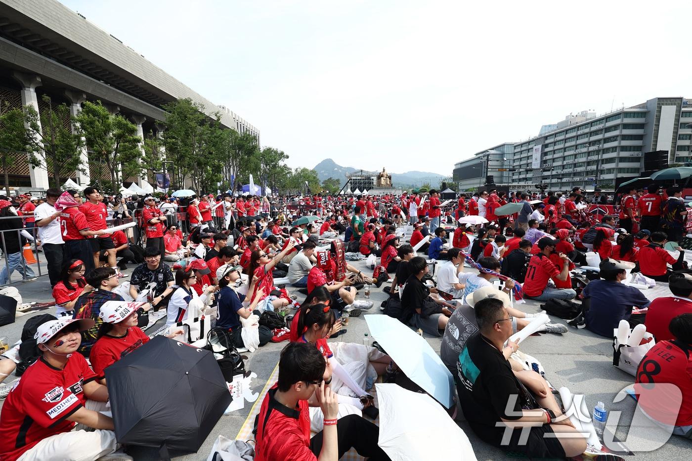 본문 이미지 - 축구국가대표팀 공식 서포터즈 붉은악마를 비롯한 시민들이 19일 오전 서울 종로구 광화문광장에서 2026 북중미월드컵 A조 조별리그 2차전 대한민국과 멕시코의 경기 거리 응원을 위해 자리하고 있다. 2026.6.19 ⓒ 뉴스1 김민지 기자