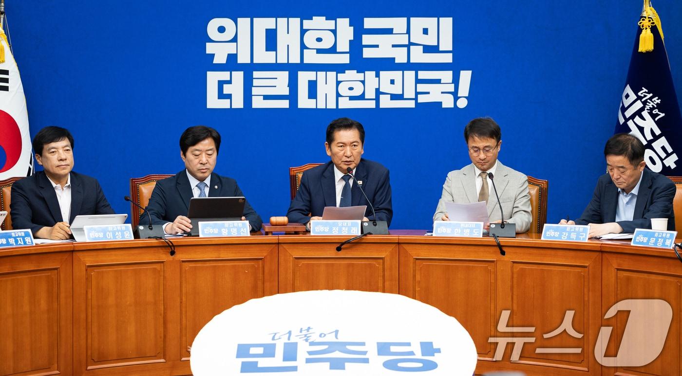 본문 이미지 - 정청래 더불어민주당 대표가 19일 서울 여의도 국회에서 열린 최고위원회의에서 모두 발언을 하고 있다. 2026.6.19 ⓒ 뉴스1 유승관 기자