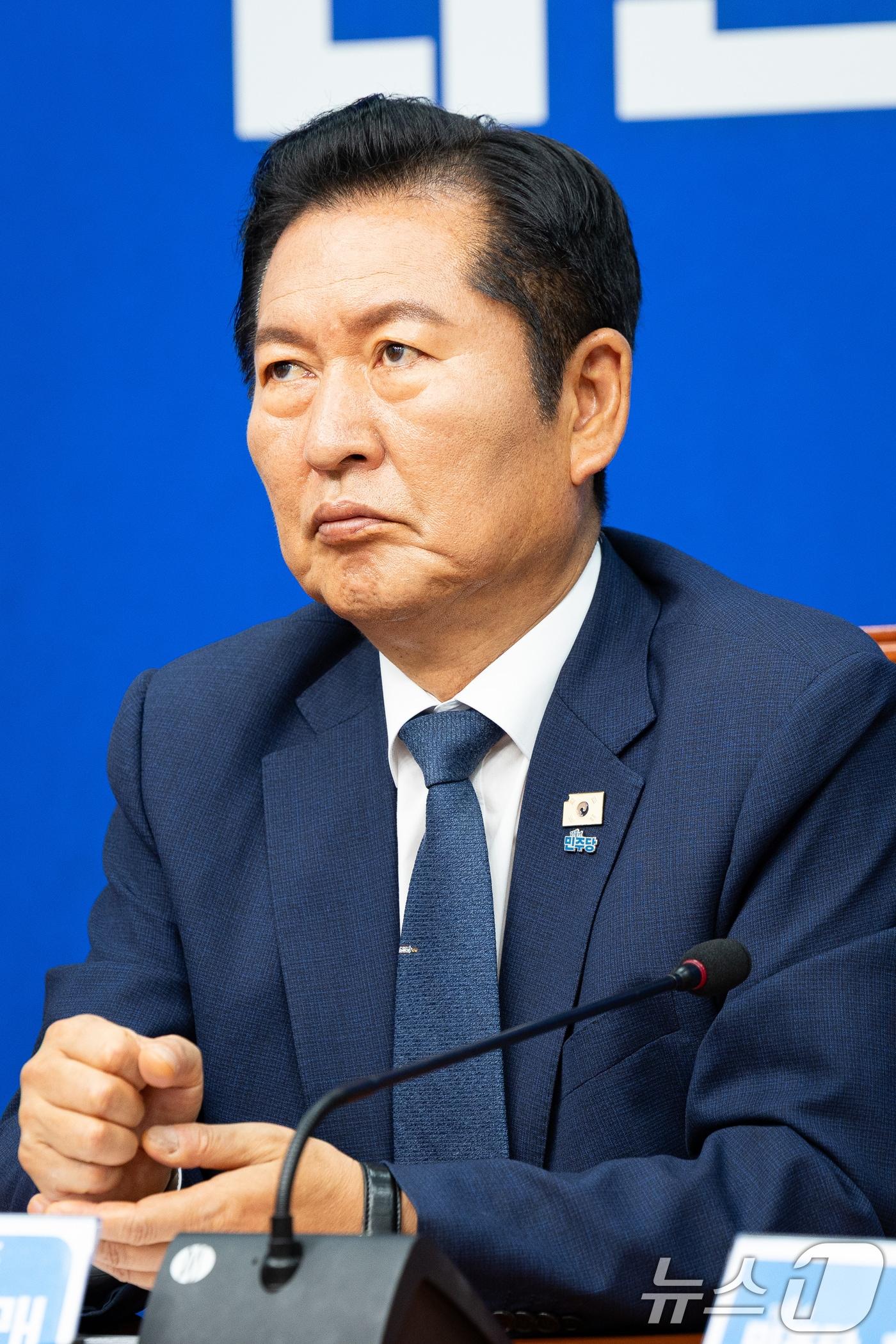 본문 이미지 - 정청래 더불어민주당 대표가 19일 서울 여의도 국회에서 열린 최고위원회의에서 생각에 잠겨 있다. 2026.6.19 ⓒ 뉴스1 유승관 기자