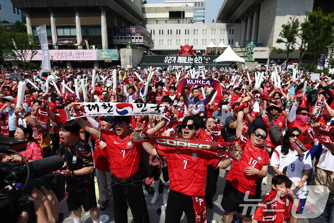 본문 이미지 - 축구국가대표팀 공식 서포터즈 붉은악마를 비롯한 시민들이 19일 오전 서울 종로구 광화문광장에서 2026 북중미월드컵 A조 조별리그 2차전 대한민국과 멕시코의 경기를 화면으로 지켜보며 거리 응원을 펼치고 있다. 2026.6.19 ⓒ 뉴스1 김민지 기자