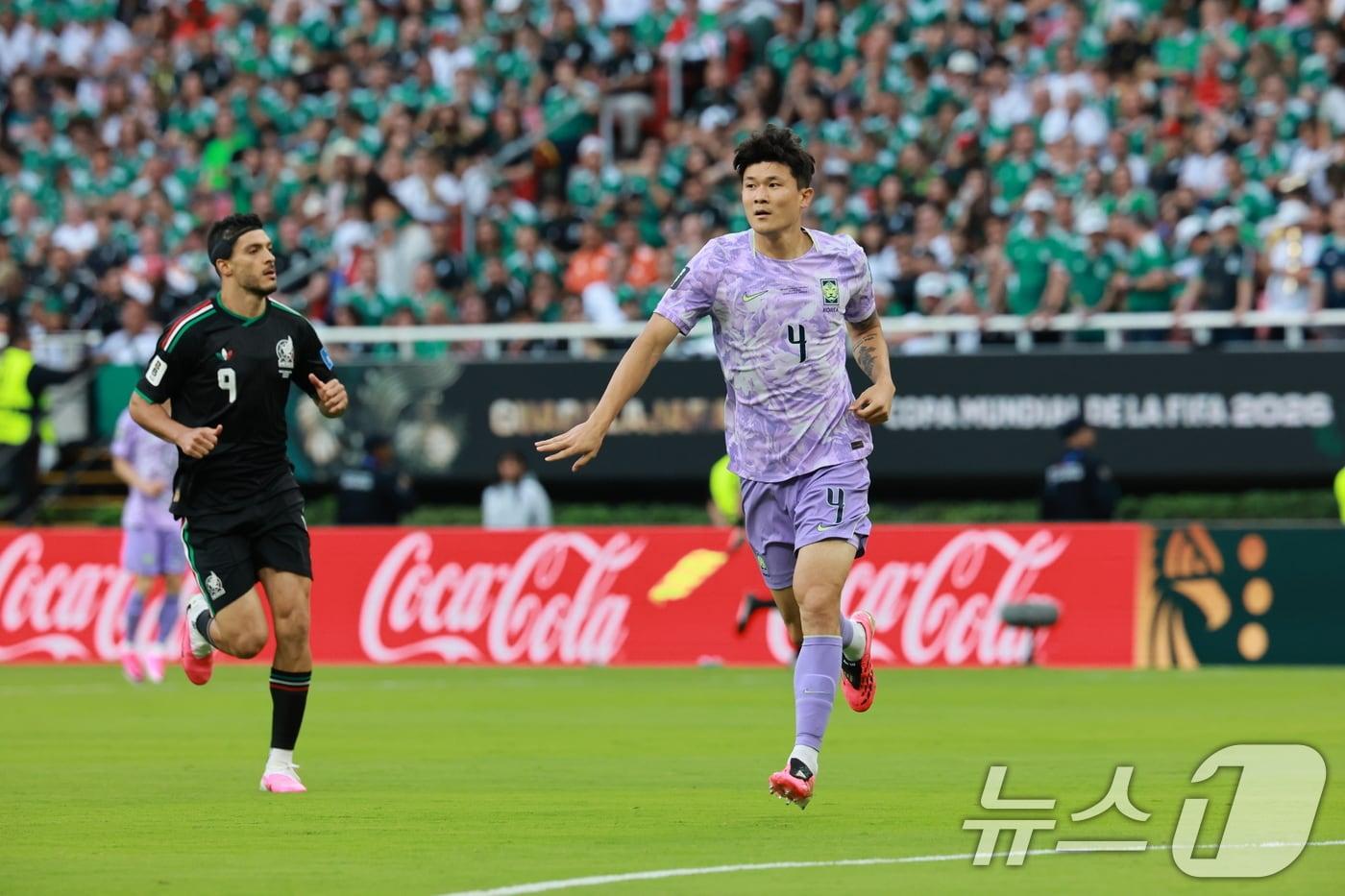 본문 이미지 - 대한민국 축구국가대표팀 김민재가 18일(현지시간) 멕시코 과달라하라 스타디움에서 열린 2026 북중미 월드컵 A조 조별리그 2차전 대한민국과 멕시코의 경기에서 라울 히메네스를 견제하고 있다. 2026.6.19 ⓒ 뉴스1 임세영 기자