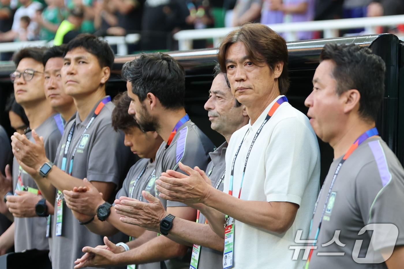 본문 이미지 - 대한민국 축구국가대표팀 홍명보 감독이 18일(현지시간) 멕시코 과달라하라 스타디움에서 열린 2026 북중미 월드컵 A조 조별리그 2차전 대한민국과 멕시코의 경기에 앞서 손뼉치고 있다. 2026.6.19 ⓒ 뉴스1 박지혜 기자