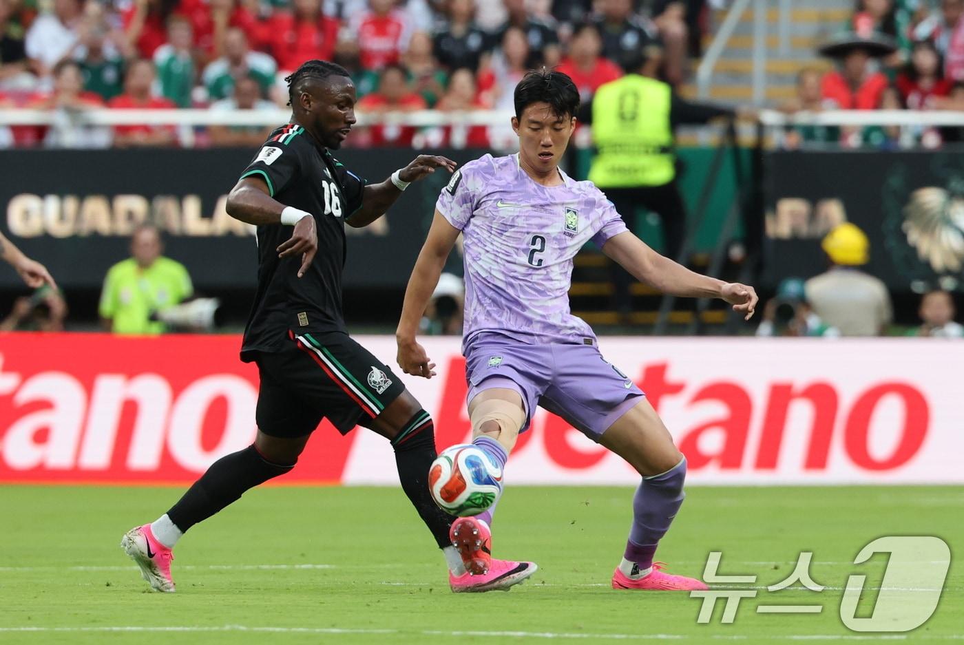 본문 이미지 - 대한민국 축구대표팀 이한범이 18일(현지시간) 멕시코 과달라하라 스타디움에서 열린 2026 북중미 월드컵 A조 조별리그 2차전 대한민국과 멕시코의 경기에서 훌리안 키뇨네스와 볼다툼을 하고 있다. 2026.6.19 ⓒ 뉴스1 박지혜 기자