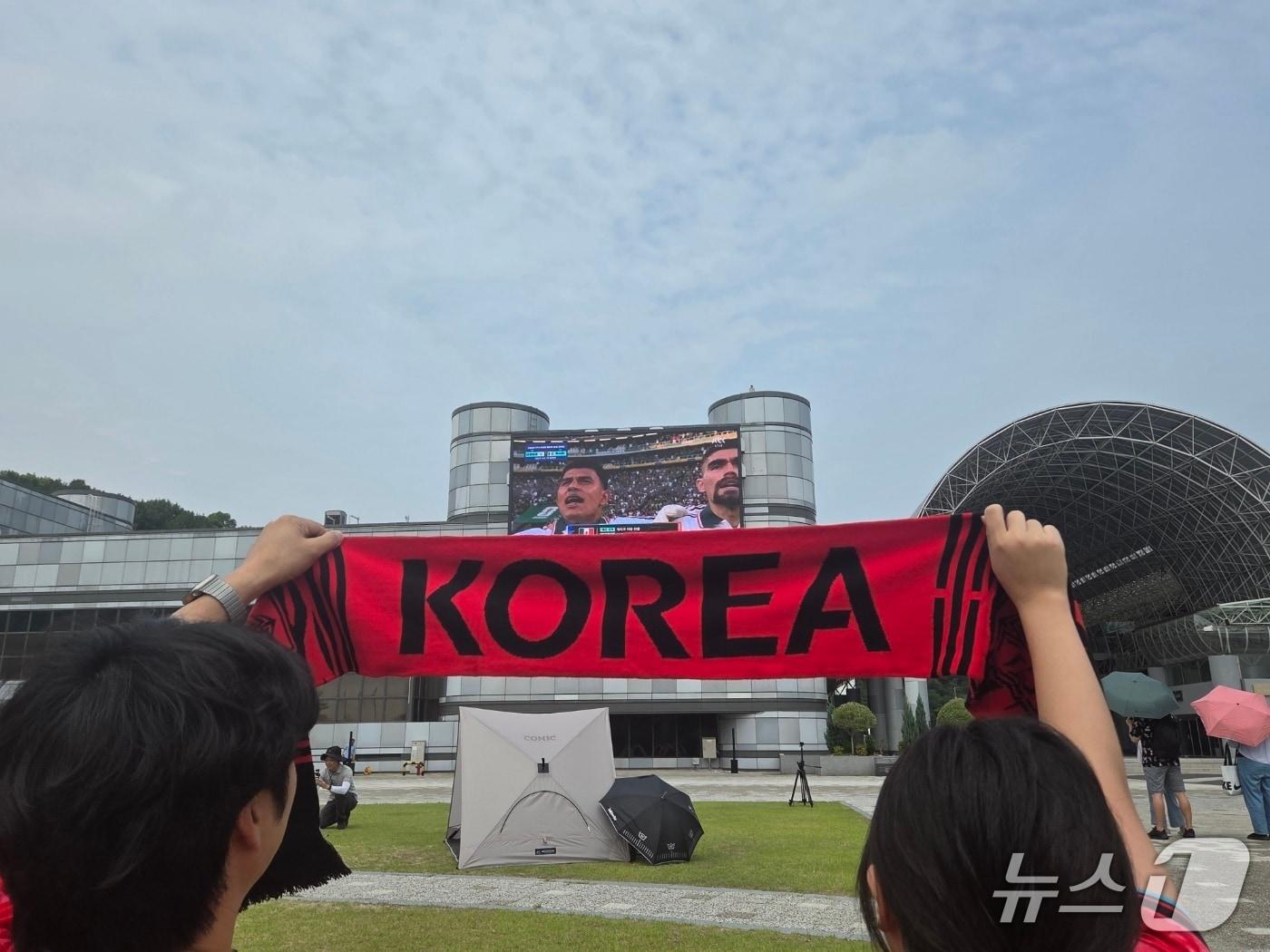본문 이미지 - 2026 북중미 월드컵 조별리그 한국과 멕시코 경기가 열린 19일 국립중앙박물관 광장에서 시민들이 야외 응원전을 펼치고 있다. ⓒ 뉴스1 김종서 기자