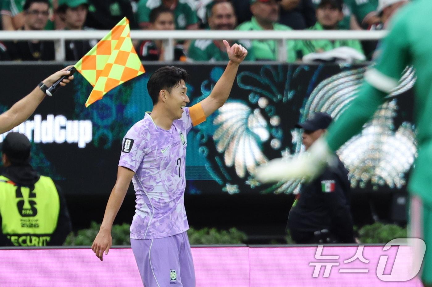 본문 이미지 - 대한민국 축구국가대표팀 손흥민이 18일(현지시간) 멕시코 과달라하라 스타디움에서 열린 2026 북중미 월드컵 A조 조별리그 2차전 대한민국과 멕시코의 경기에서 엄지 손가락을 치켜들고 있다. 2026.6.19 ⓒ 뉴스1 박지혜 기자