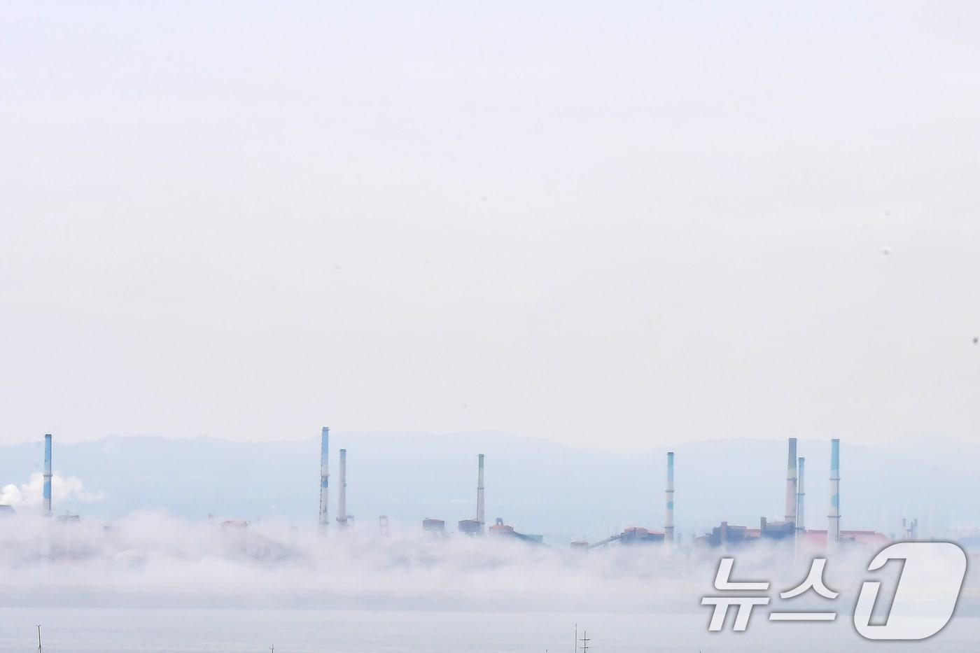 본문 이미지 - 19일 오전 포스코 포항제철소가 짙은 해무에 덮여 있다. 2026.6.19 ⓒ 뉴스1 최창호 기자