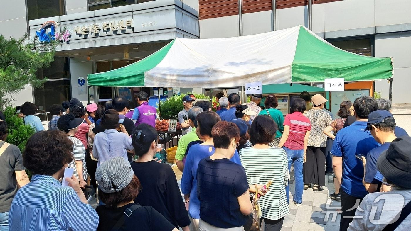 본문 이미지 - 괴산군 칠성면 주민자치위원회가 19일 경기도 의왕시 내손1동에서 진행한 감자 판매행사에 인파가 북적이고 있다.(괴산군 제공. 재판매 및 DB금지)/뉴스1