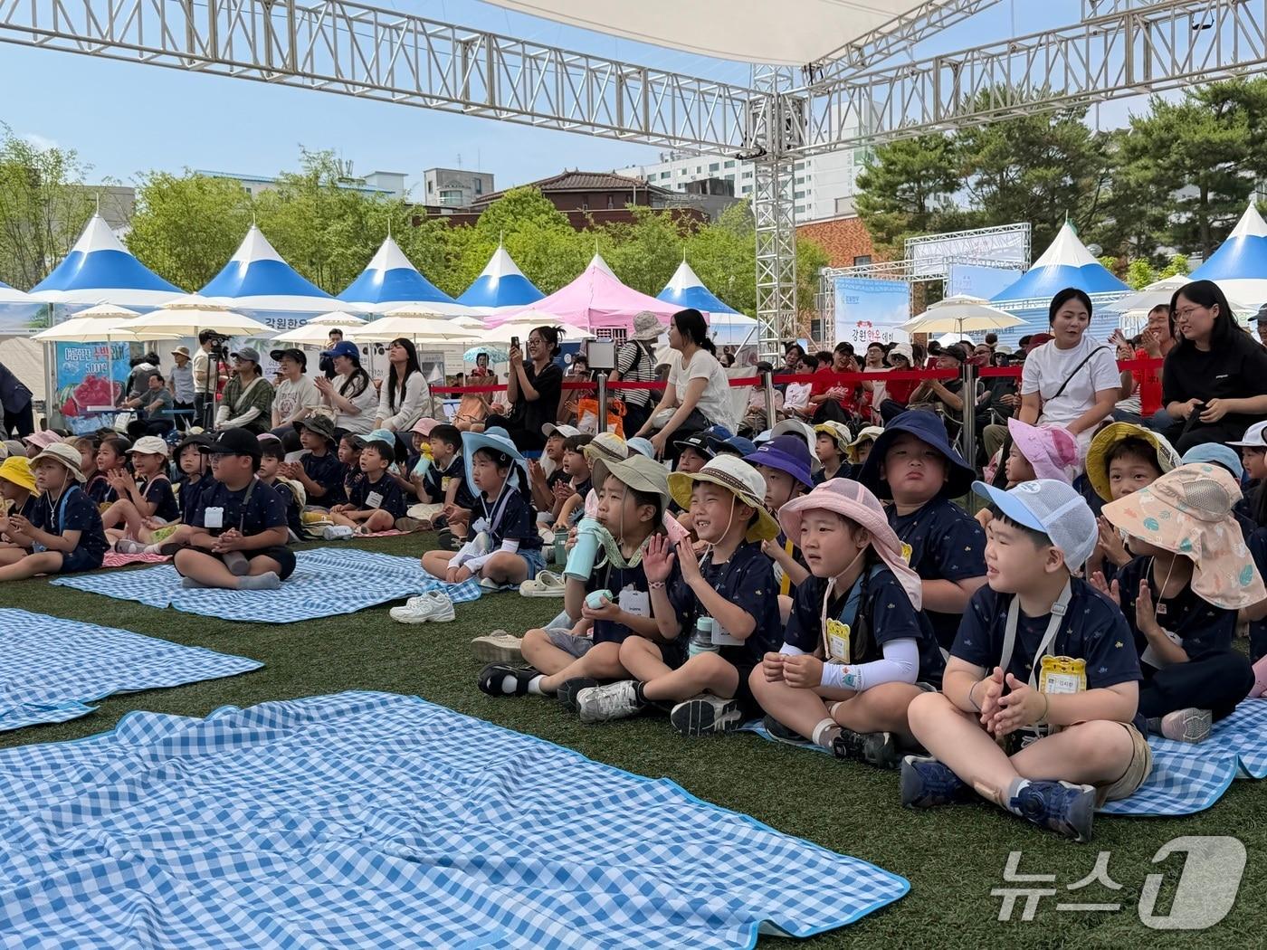 본문 이미지 -  한국과 멕시코의  2026 FIFA 북중미 월드컵 두번째 경기 날인 19일 오전 생중계가 진행 중인 춘천시청 광장에서 어린이들이 대표팀을 응원하고 있다.2026.5.19 한귀섭 기자