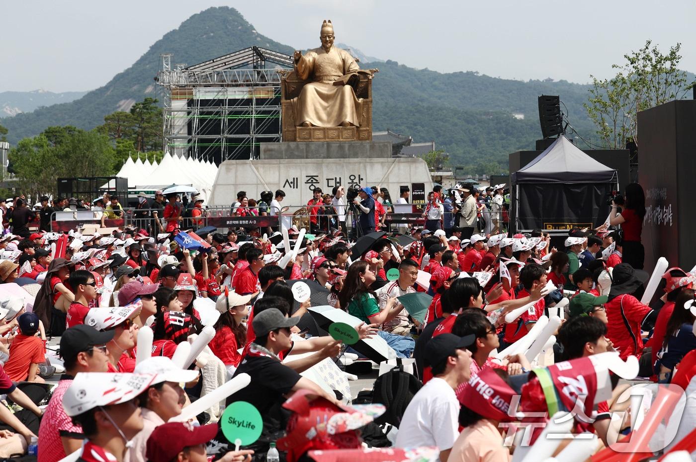 본문 이미지 - 축구국가대표팀 공식 서포터즈 붉은악마를 비롯한 시민들이 19일 오전 서울 종로구 광화문광장에서 2026 북중미월드컵 A조 조별리그 2차전 대한민국과 멕시코의 경기를 화면으로 지켜보며 거리 응원을 펼치고 있다. 2026.6.19 ⓒ 뉴스1 김민지 기자