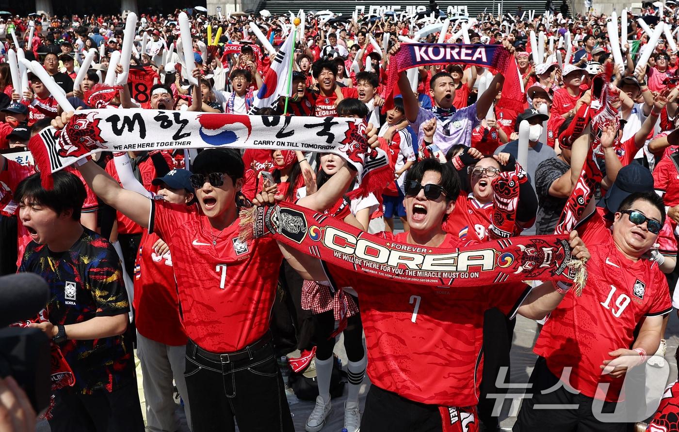 본문 이미지 - 축구국가대표팀 공식 서포터즈 붉은악마를 비롯한 시민들이 19일 오전 서울 종로구 광화문광장에서 2026 북중미월드컵 A조 조별리그 2차전 대한민국과 멕시코의 경기를 화면으로 지켜보며 거리 응원을 펼치고 있다. 2026.6.19 ⓒ 뉴스1 김민지 기자