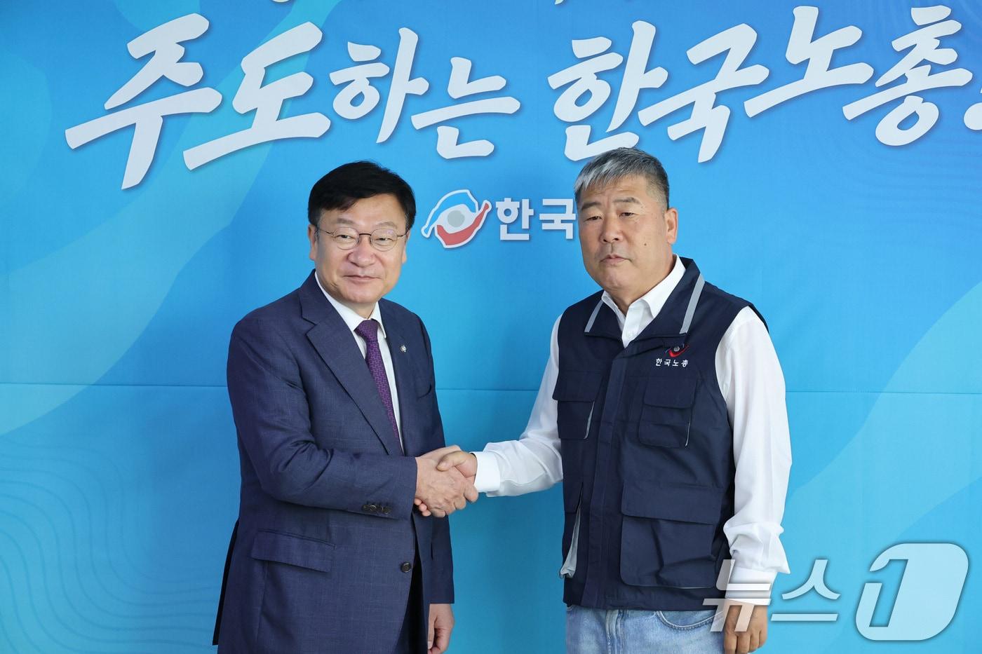본문 이미지 - 정점식 국민의힘 원내대표가 19일 서울 여의도 한국노총에서 열린 간담회에서 김동명 위원장과 악수하고 있다. 2026.6.19 ⓒ 뉴스1 신웅수 기자