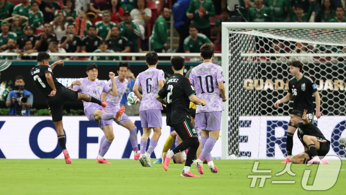 본문 이미지 - 멕시코 축구국가대표팀 루이스 로모가 18일(현지시간) 멕시코 과달라하라 스타디움에서 열린 2026 북중미 월드컵 A조 조별리그 2차전 대한민국과 멕시코의 경기에서 선제골을 넣고 있다. 2026.6.19 ⓒ 뉴스1 박지혜 기자