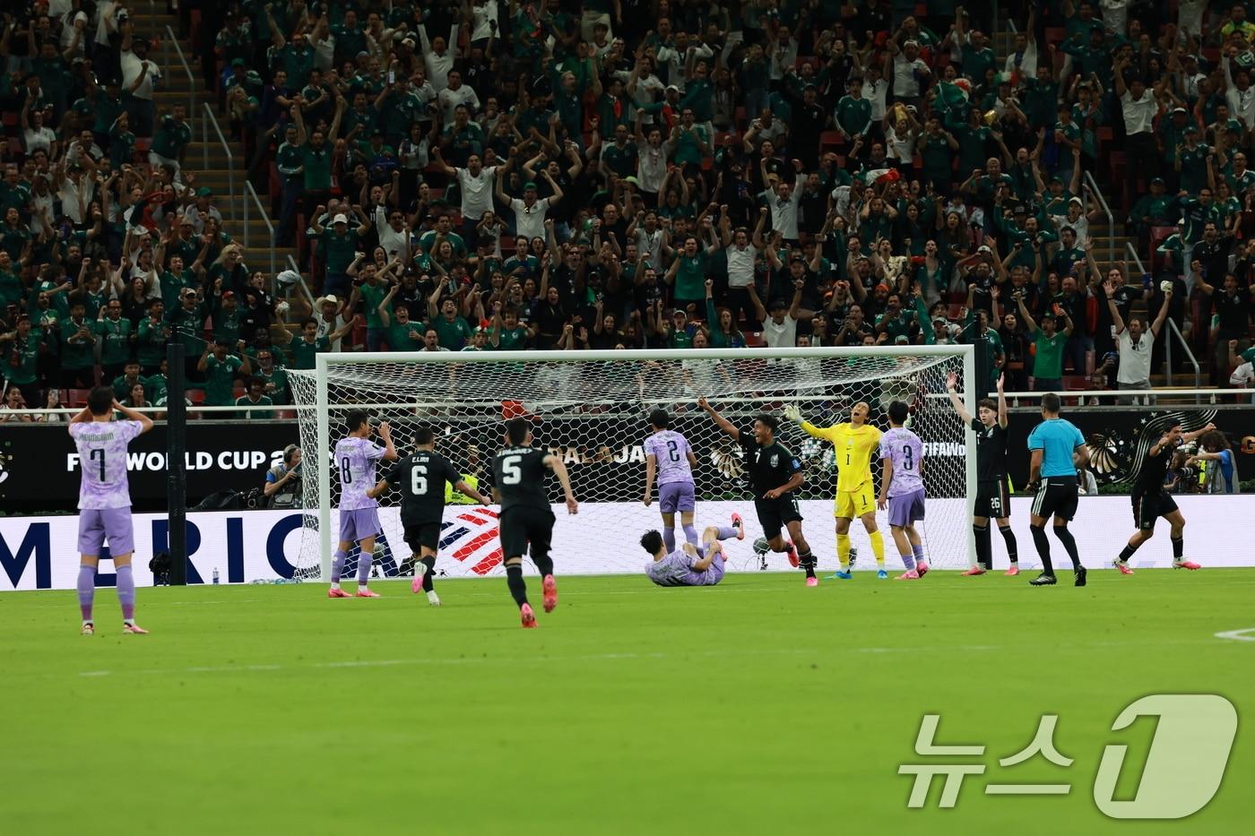 본문 이미지 - 멕시코 축구국가대표팀 루이스 로모가 18일(현지시간) 멕시코 과달라하라 스타디움에서 열린 2026 북중미 월드컵 A조 조별리그 2차전 대한민국과 멕시코의 경기에서 선제골을 넣은 뒤 기뻐하고 있다. 2026.6.19 ⓒ 뉴스1 임세영 기자