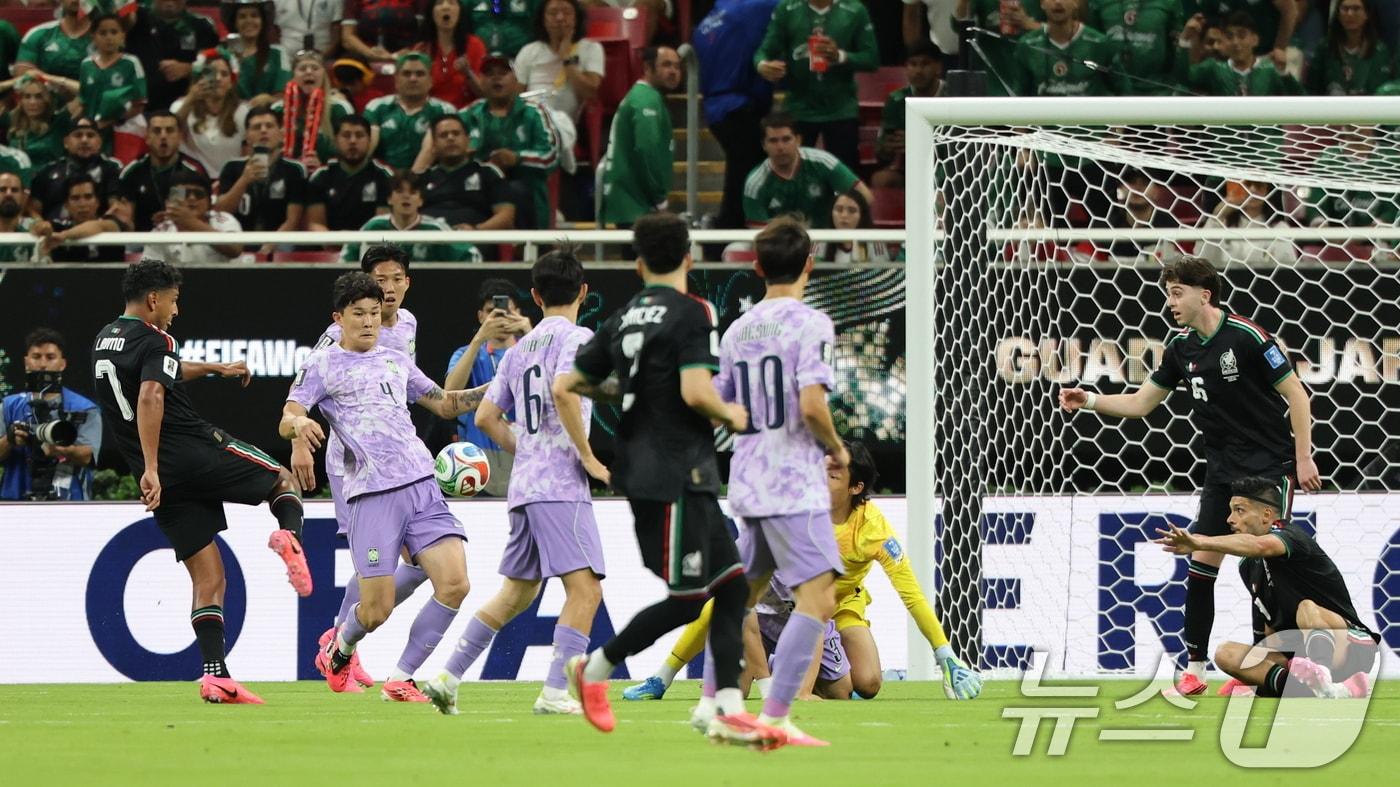 본문 이미지 - 멕시코 축구국가대표팀 루이스 로모가 18일(현지시간) 멕시코 과달라하라 스타디움에서 열린 2026 북중미 월드컵 A조 조별리그 2차전 대한민국과 멕시코의 경기에서 선제골을 넣고 있다. 2026.6.19 ⓒ 뉴스1 박지혜 기자