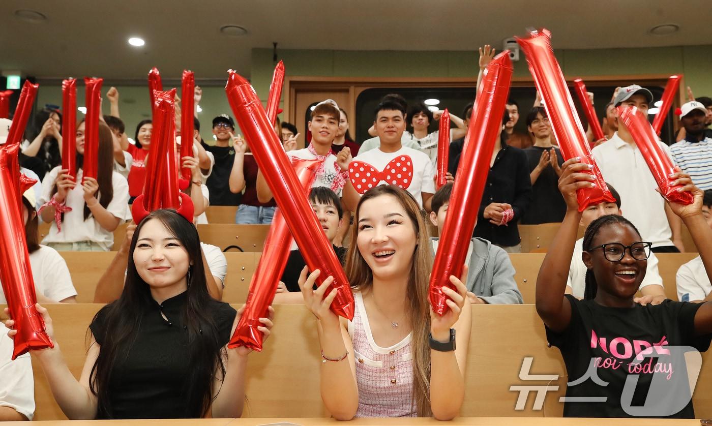 본문 이미지 - '2026 FIFA 북중미 월드컵' 대한민국과 멕시코의 경기가 열린 19일 오전 대구 남구 영남이공대에서 외국인 유학생들이 중계방송을 지켜보며 응원전을 펼치고 있다. 2026.6.19 ⓒ 뉴스1 공정식 기자