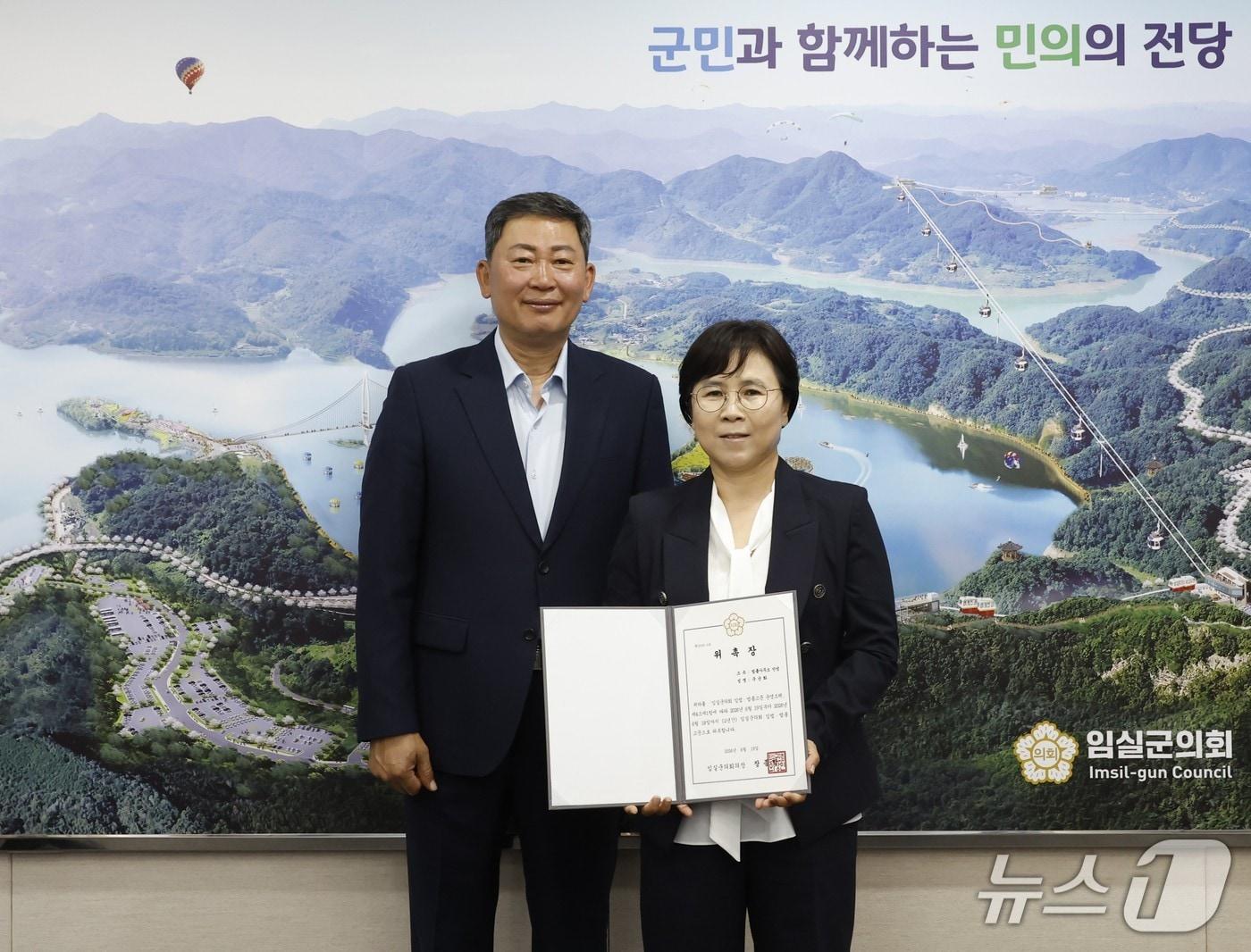 본문 이미지 - 19일 전북 임실군의회가 의정활동을 지원하기 위해 국순화 변호사(오른쪽)를 고문변호사로 위촉했다.(의회제공, 재판매 및 DB금지)2026.6.19/뉴스1