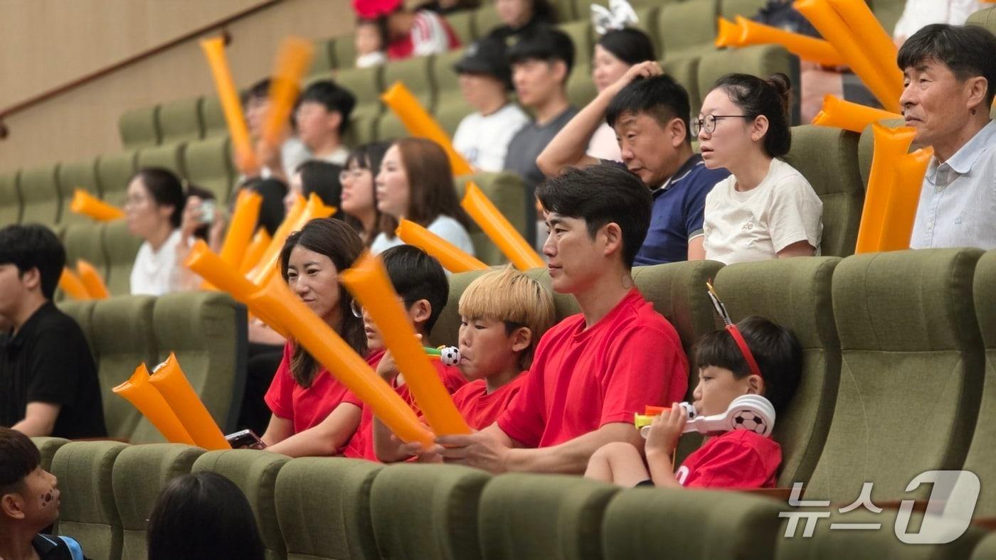 본문 이미지 - 2026 북중미 월드컵 조별리그 대한민국과 멕시코의 경기가 열린 19일, 천안시청소년복합커뮤니티센터에 대공연장에 단체응원전이 펼쳐졌다.2026.6.19. ⓒ 뉴스1 이시우 기자